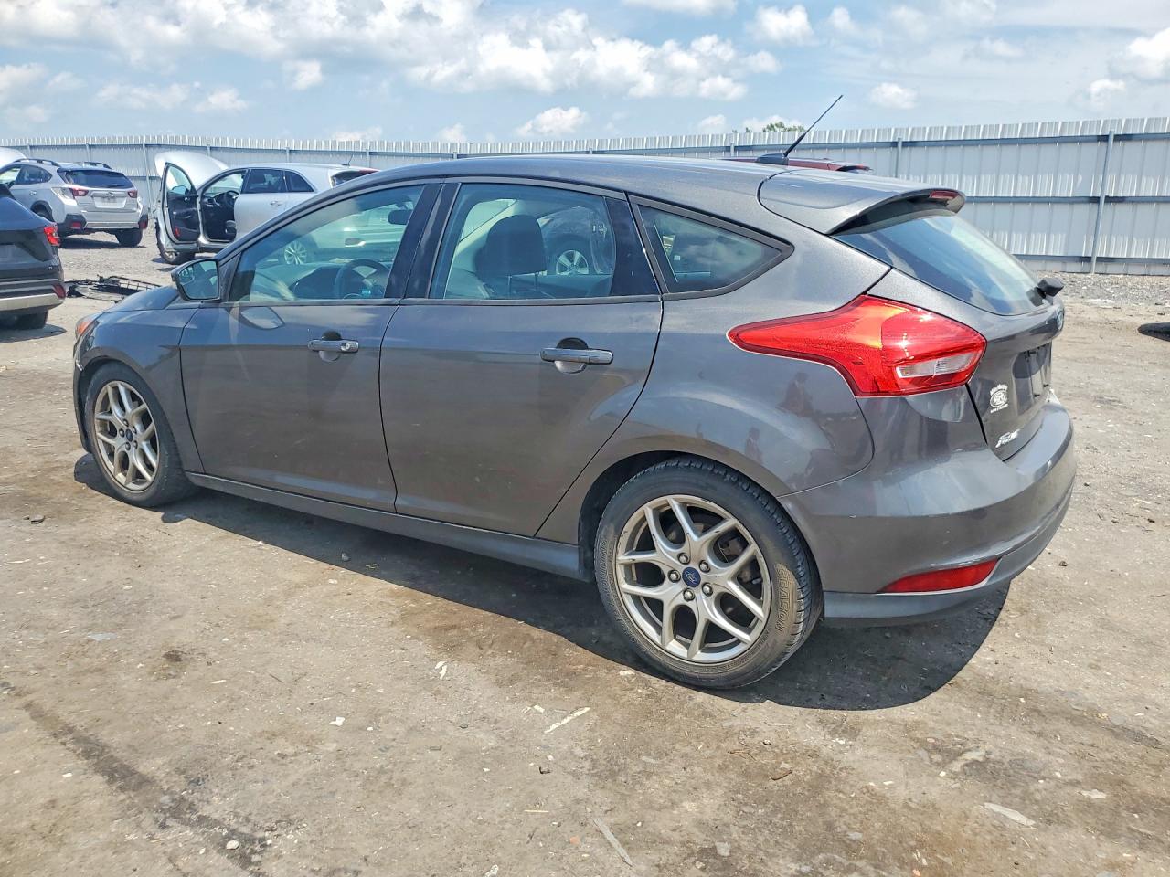 2015 Ford Focus Se Gray vin: 1FADP3K28FL273567
