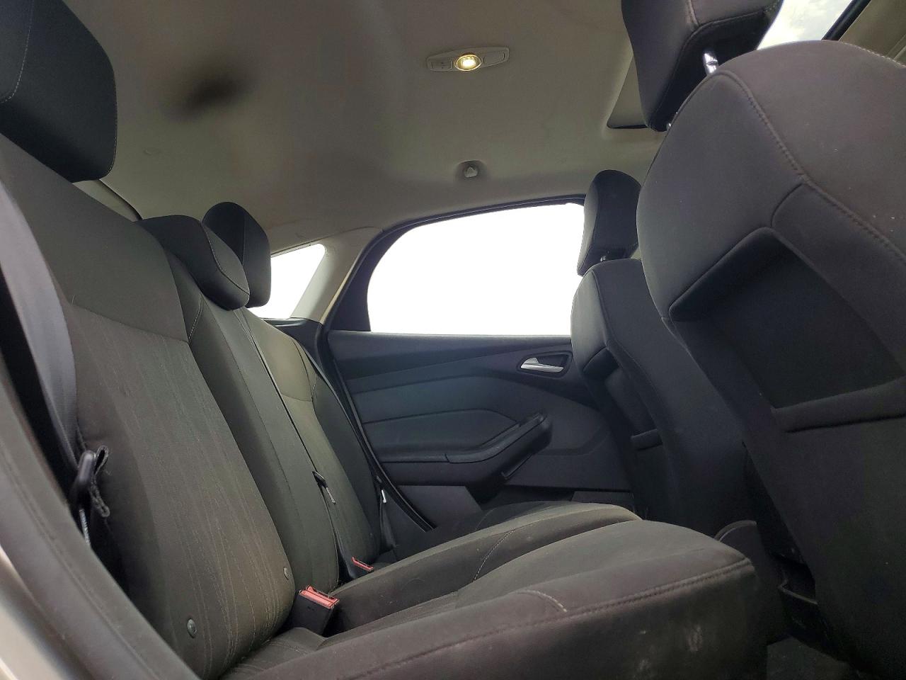 2015 Ford Focus Se Silver vin: 1FADP3K28FL274587
