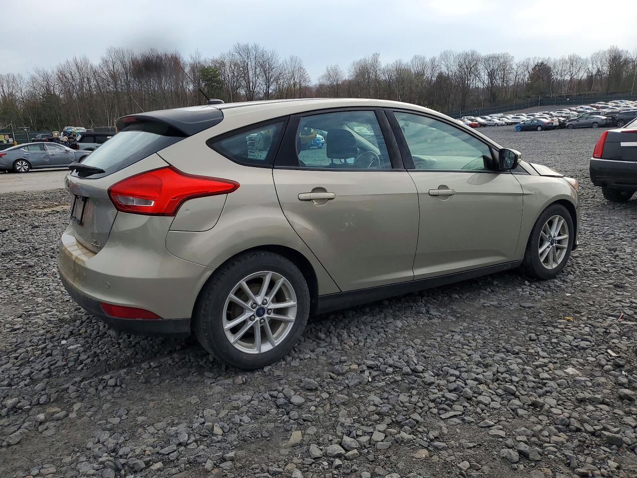 2015 Ford Focus Se Silver vin: 1FADP3K28FL274587