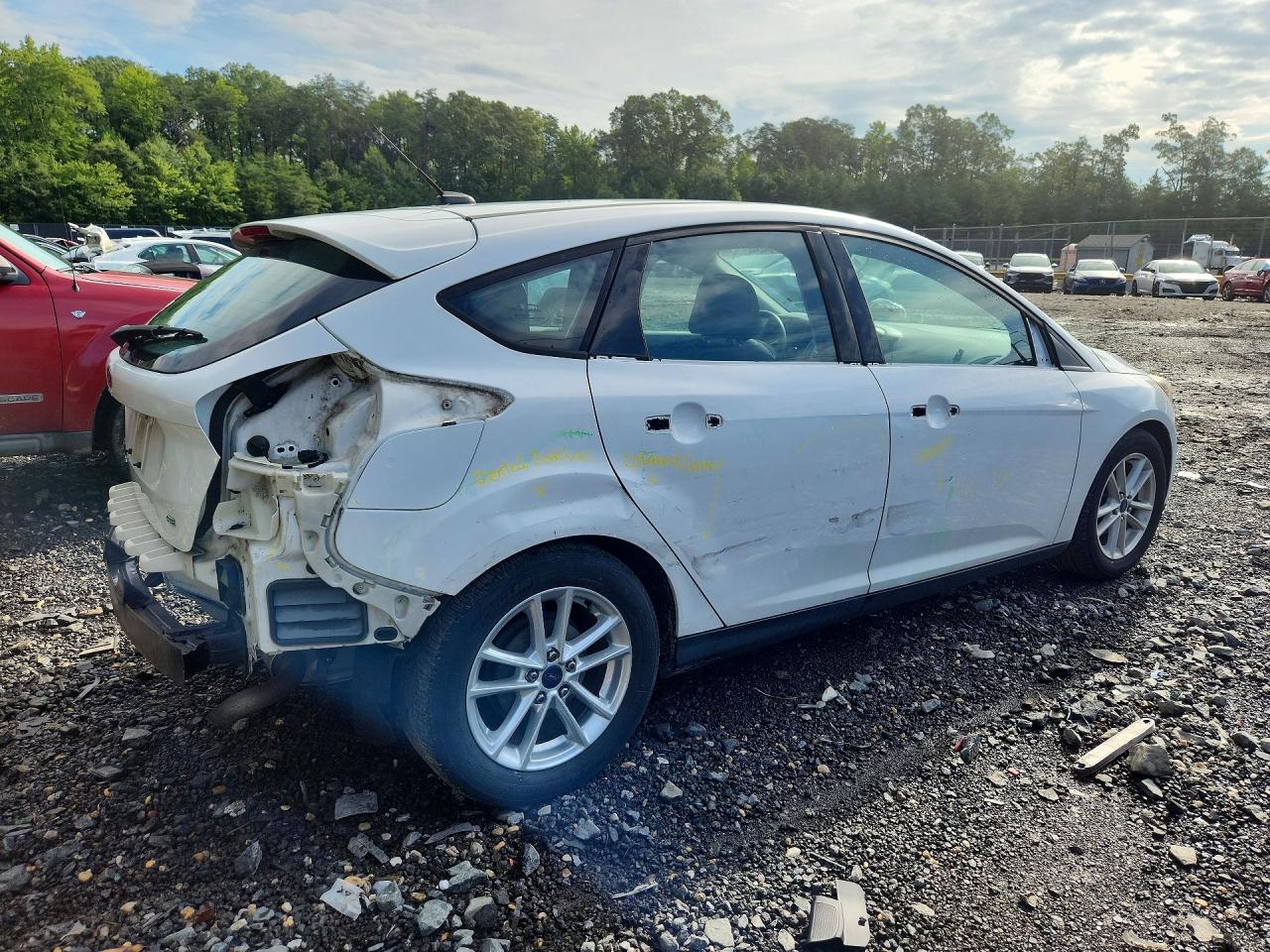 2015 Ford Focus Se White vin: 1FADP3K28FL276131