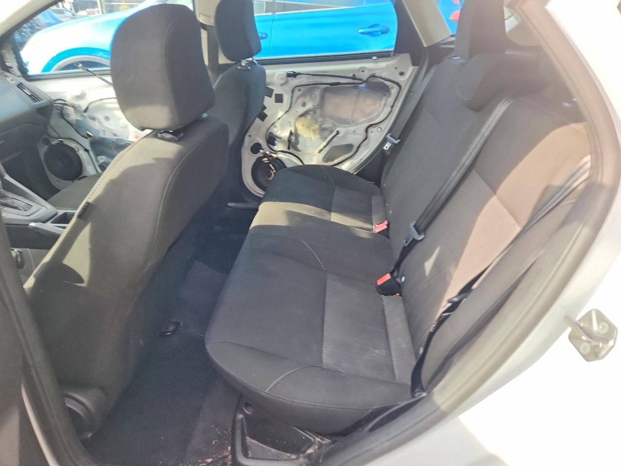 2015 Ford Focus Se White vin: 1FADP3K28FL276131