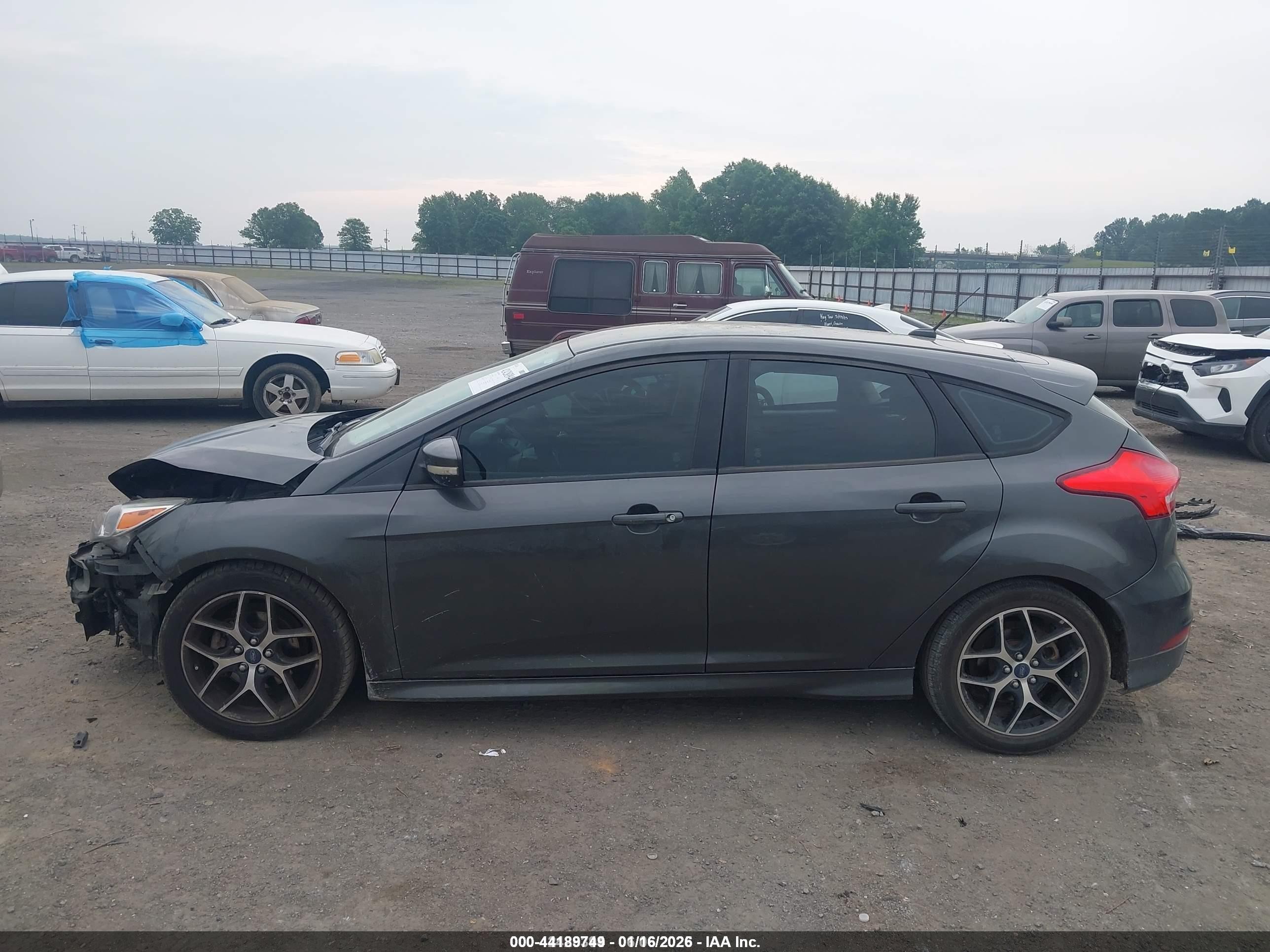 2015 Ford Focus Se Gray vin: 1FADP3K28FL334206