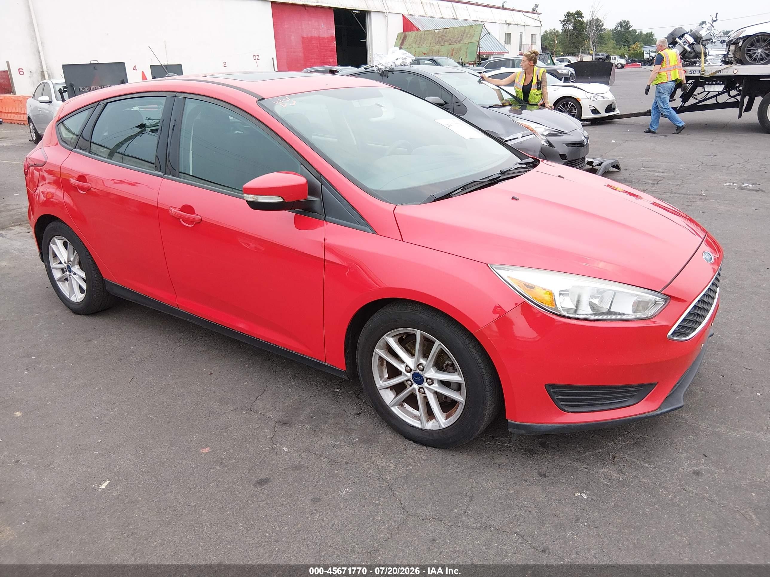2015 Ford Focus Se Красный vin: 1FADP3K28FL342418