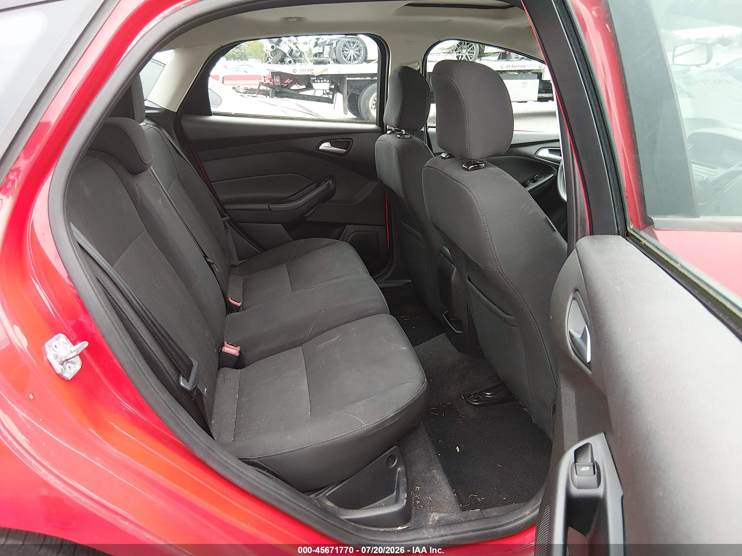 2015 Ford Focus Se Red vin: 1FADP3K28FL342418