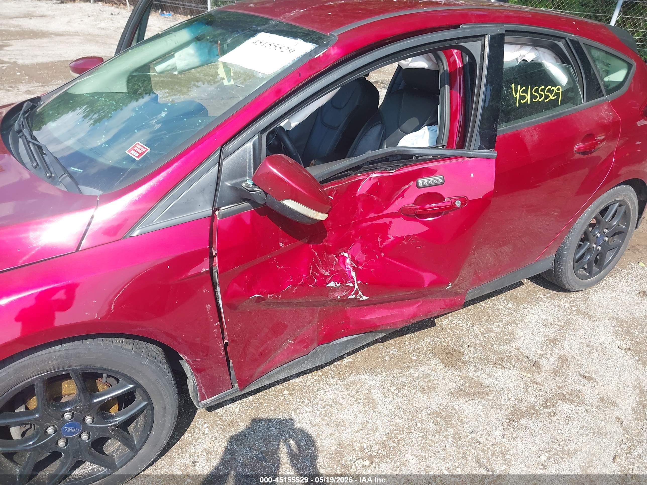2016 Ford Focus Se Red vin: 1FADP3K28GL242398
