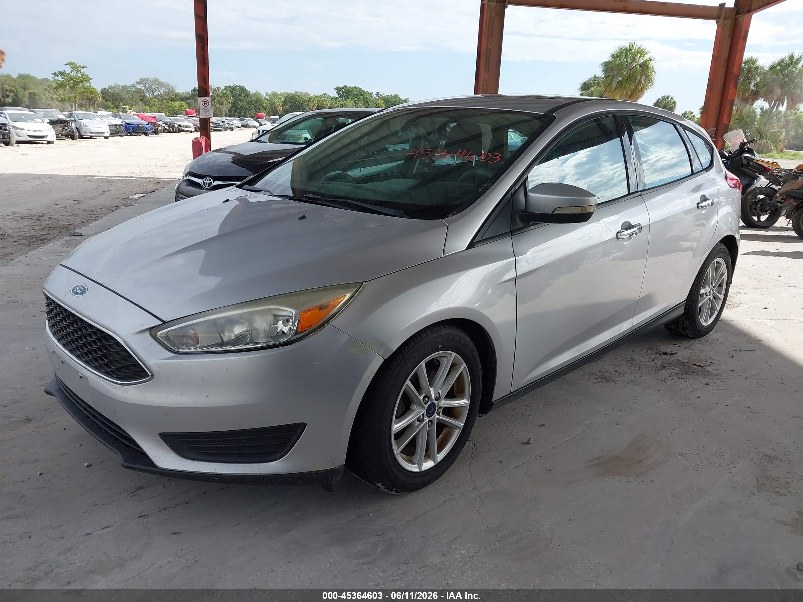 2016 Ford Focus Se Серебряный vin: 1FADP3K28GL283498