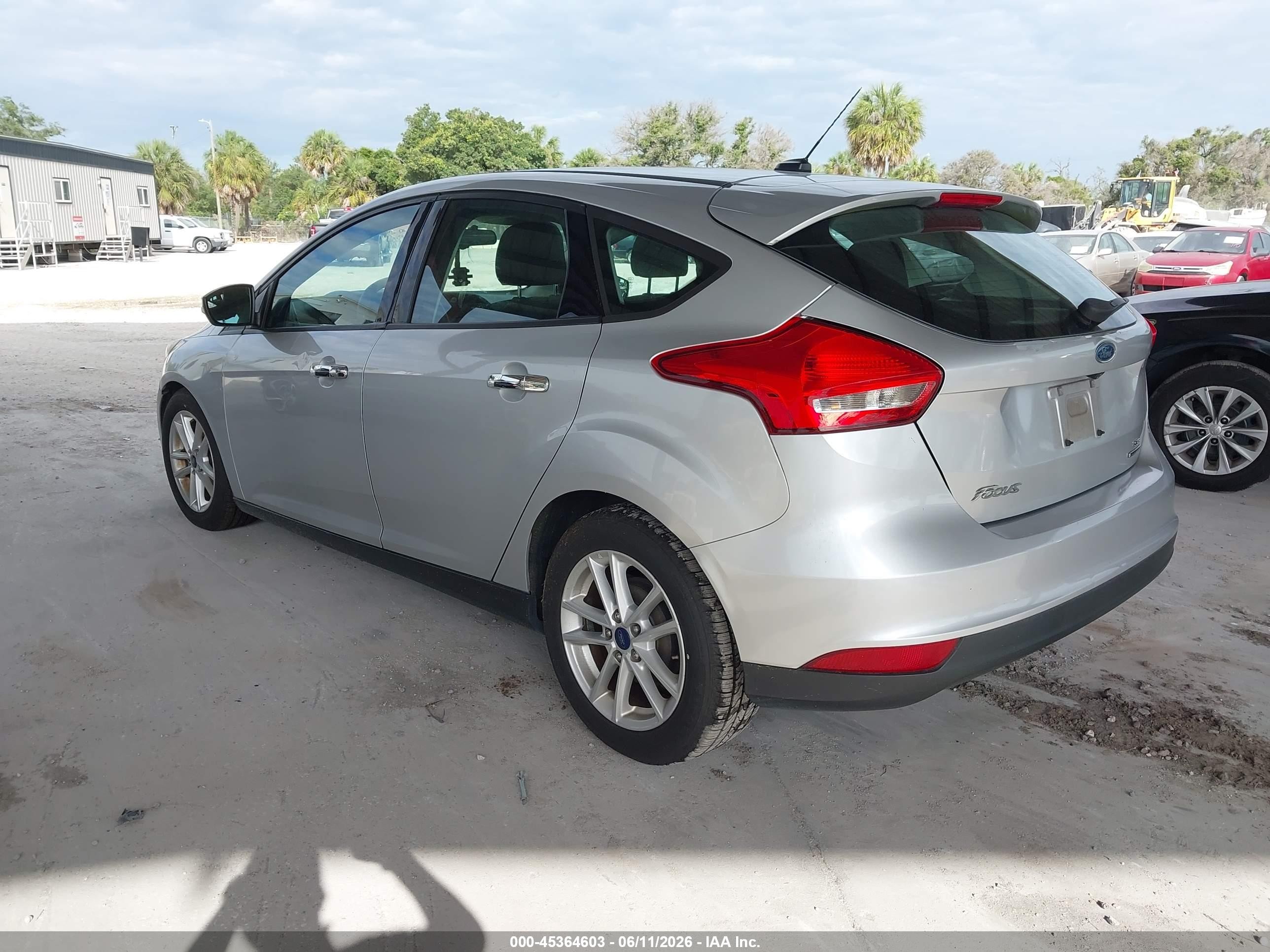 2016 Ford Focus Se Серебряный vin: 1FADP3K28GL283498