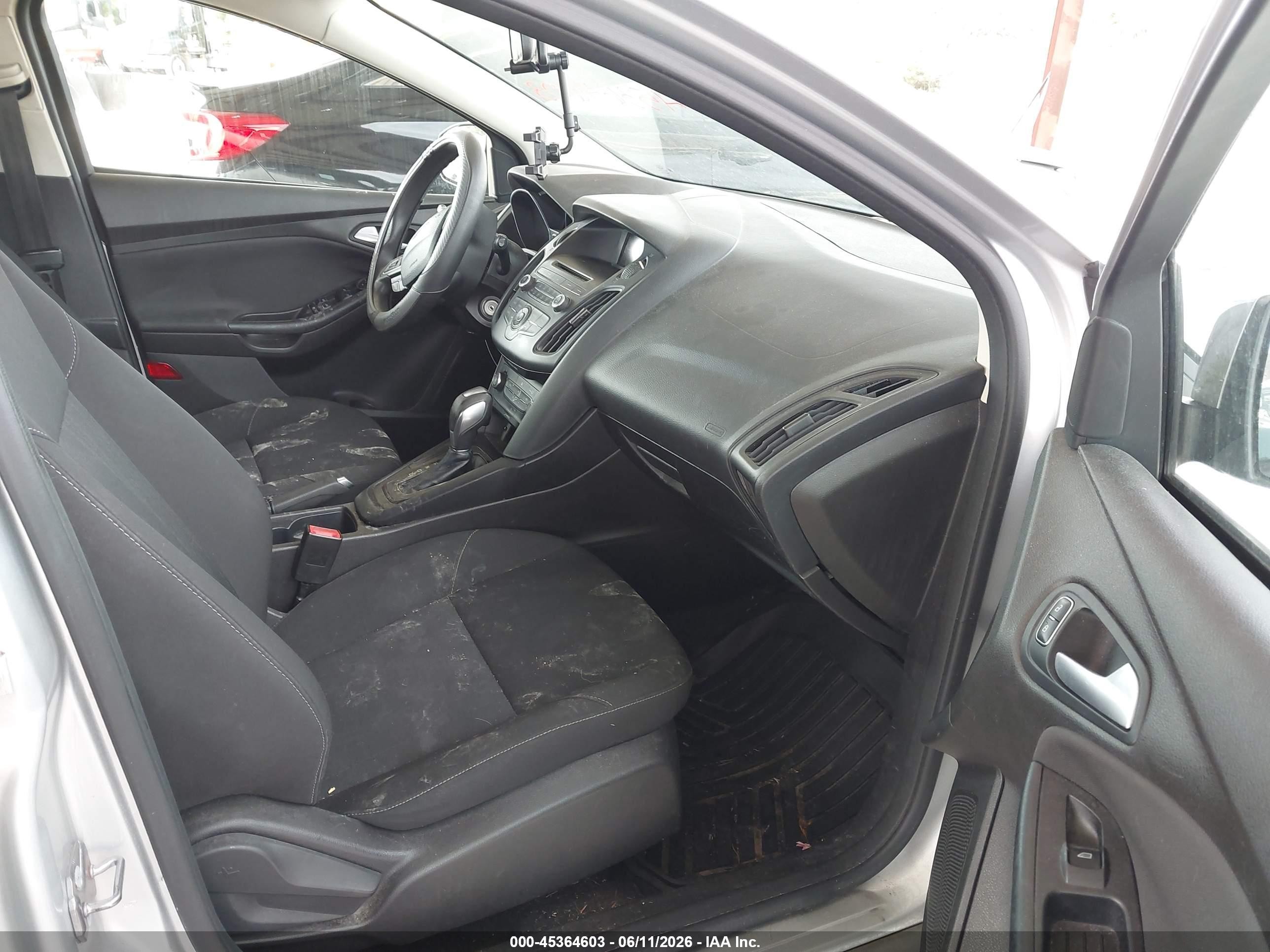 2016 Ford Focus Se Серебряный vin: 1FADP3K28GL283498