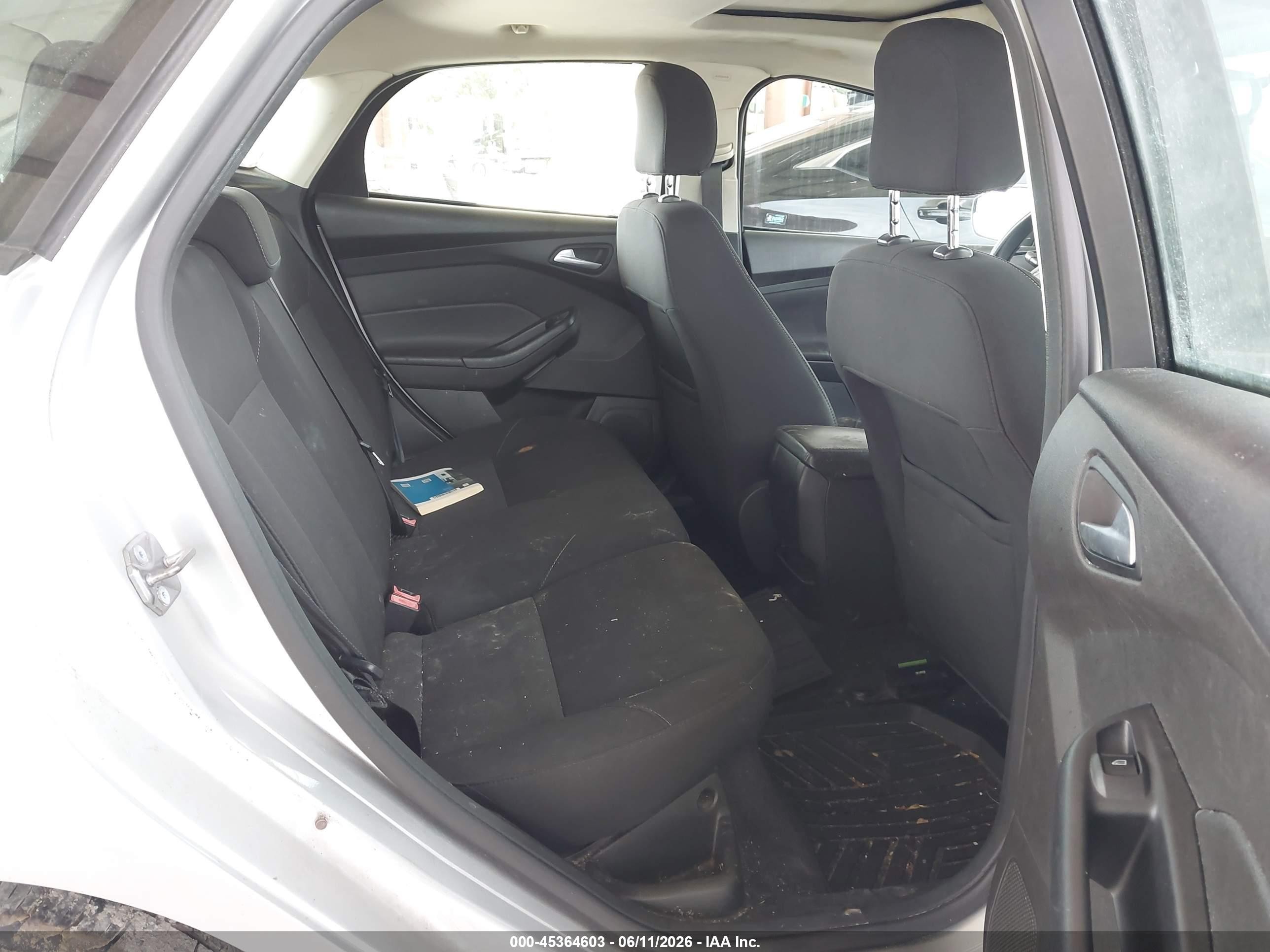 2016 Ford Focus Se Серебряный vin: 1FADP3K28GL283498