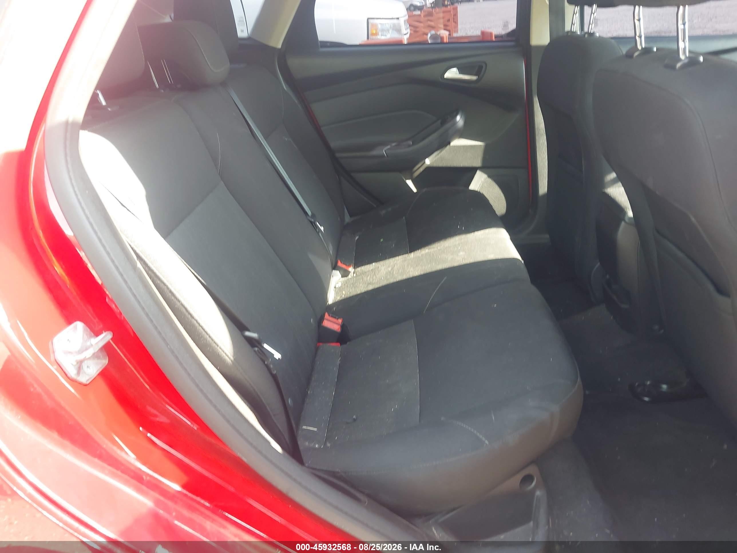 2016 Ford Focus Se Red vin: 1FADP3K28GL347765