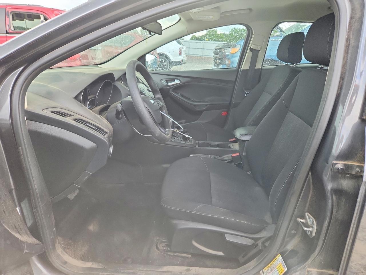 2018 Ford Focus Se Gray vin: 1FADP3K28JL259919