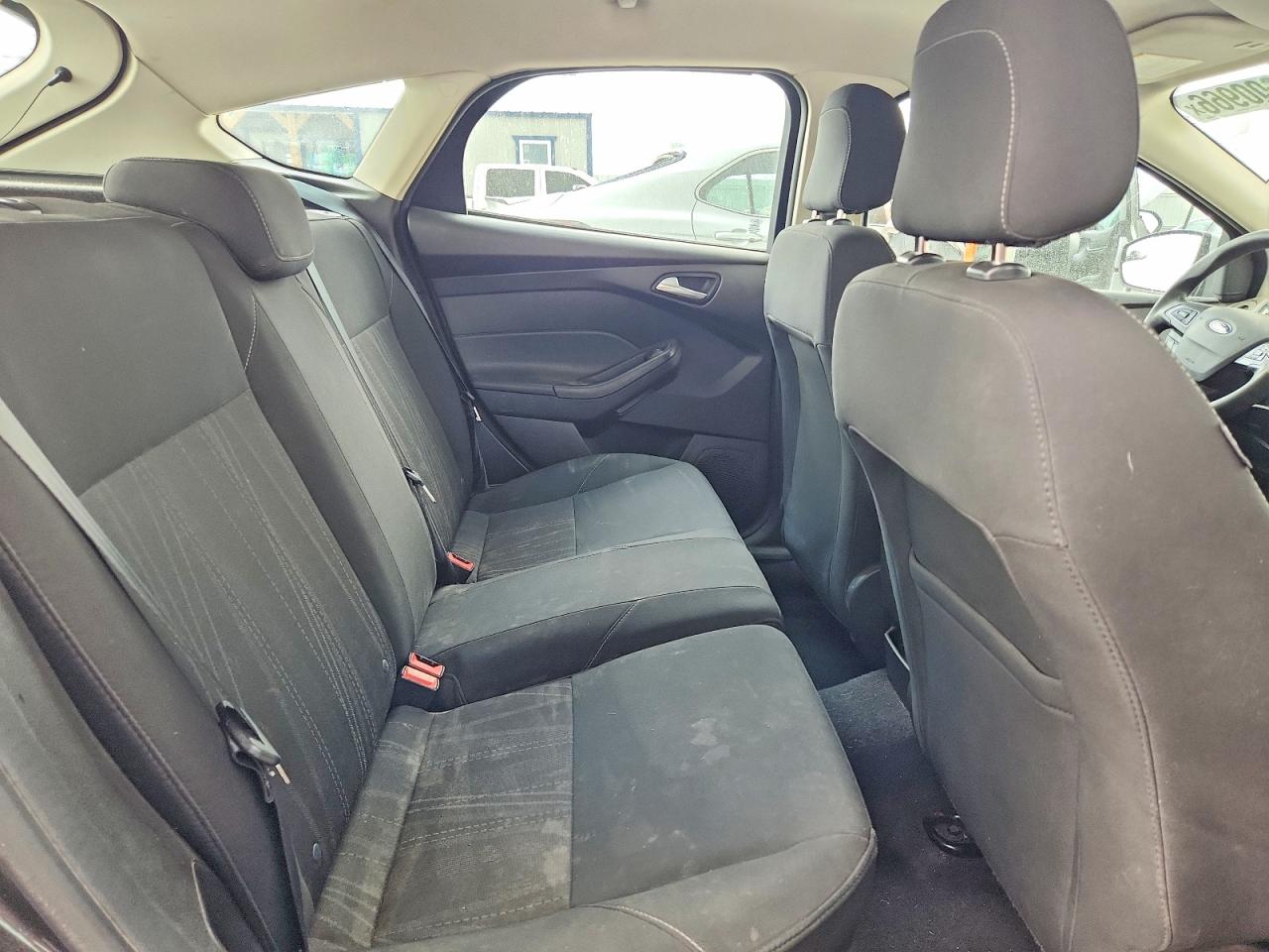 2018 Ford Focus Se Gray vin: 1FADP3K28JL259919