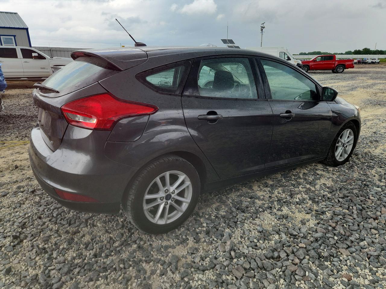 2018 Ford Focus Se Gray vin: 1FADP3K28JL259919