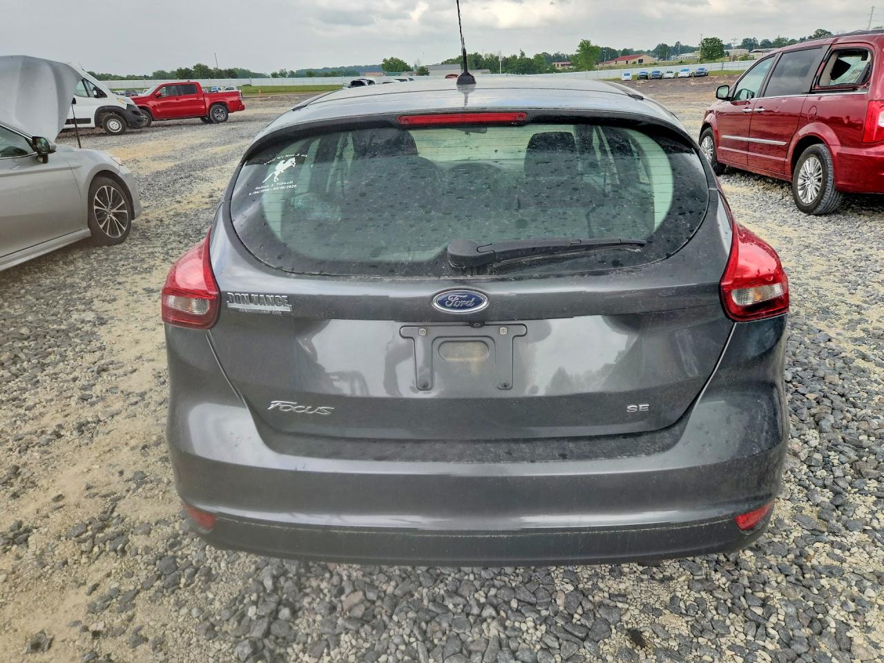 2018 Ford Focus Se Gray vin: 1FADP3K28JL259919