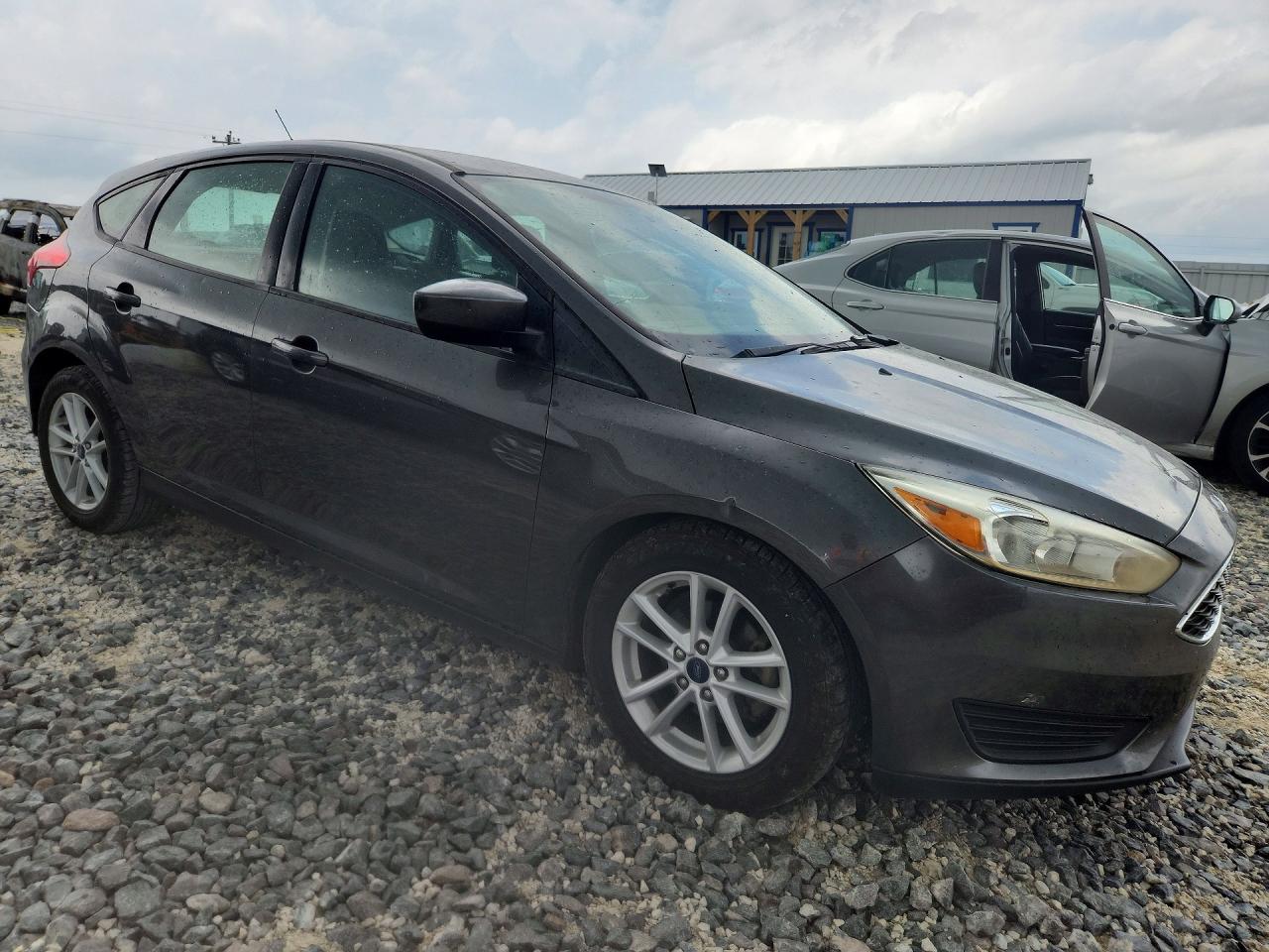 2018 Ford Focus Se Gray vin: 1FADP3K28JL259919