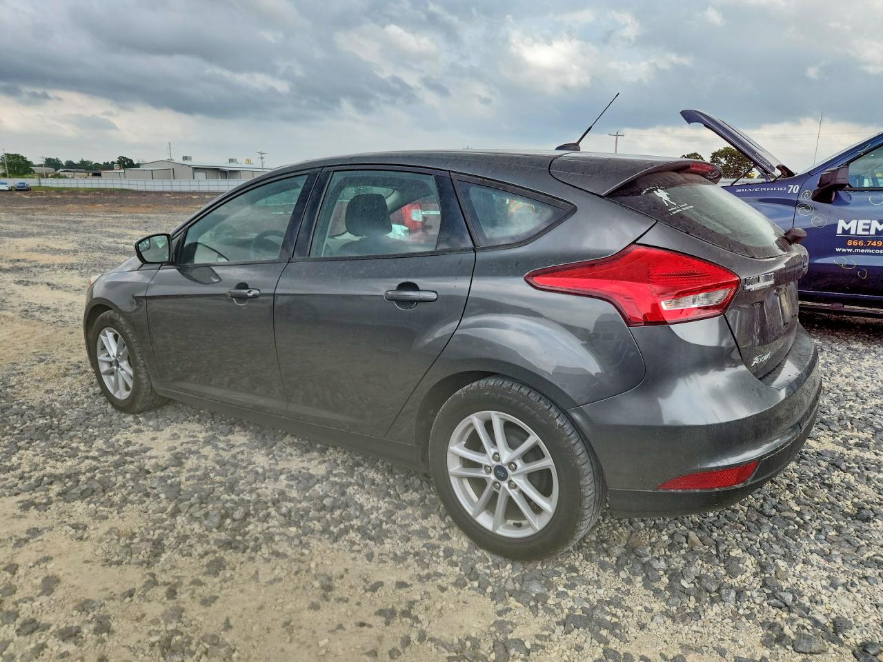 2018 Ford Focus Se Gray vin: 1FADP3K28JL259919