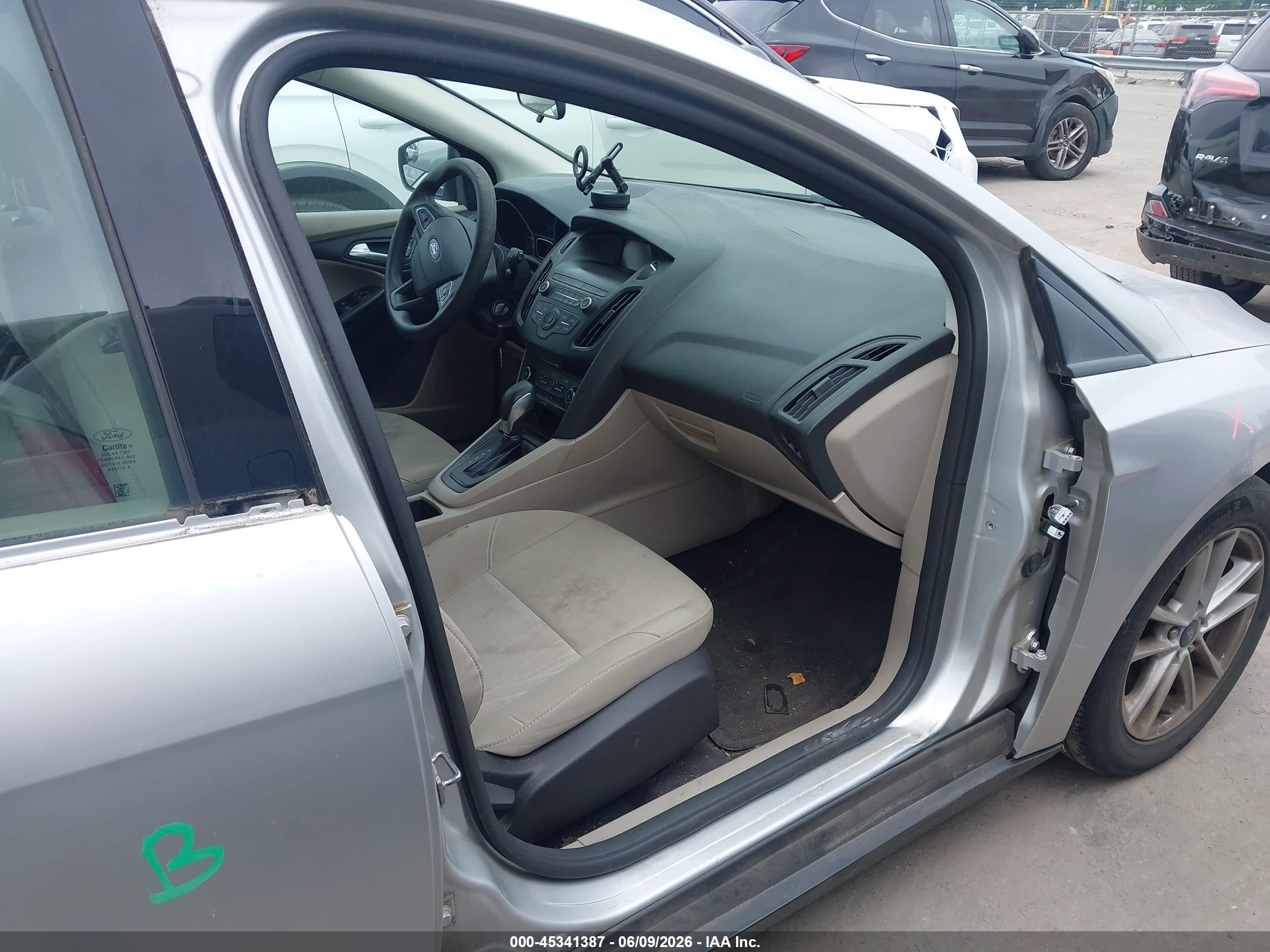 2018 Ford Focus Se Silver vin: 1FADP3K28JL266210