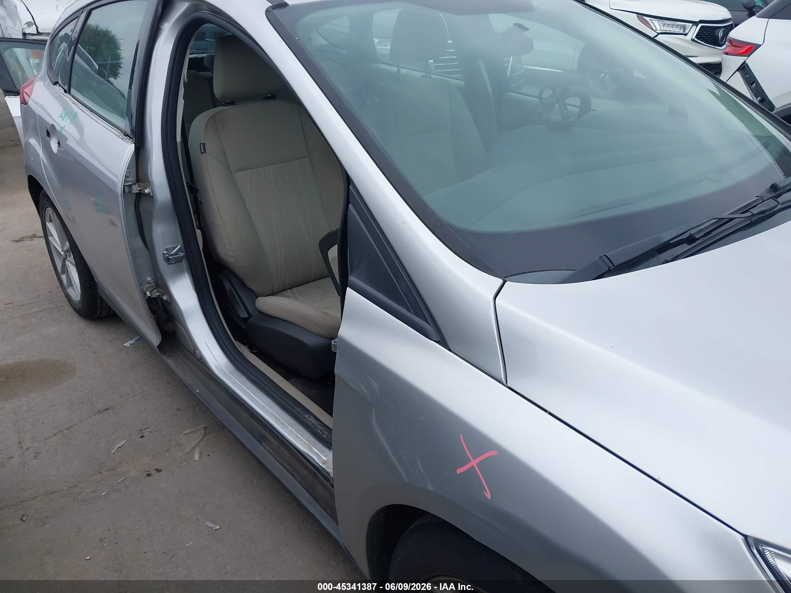 2018 Ford Focus Se Silver vin: 1FADP3K28JL266210