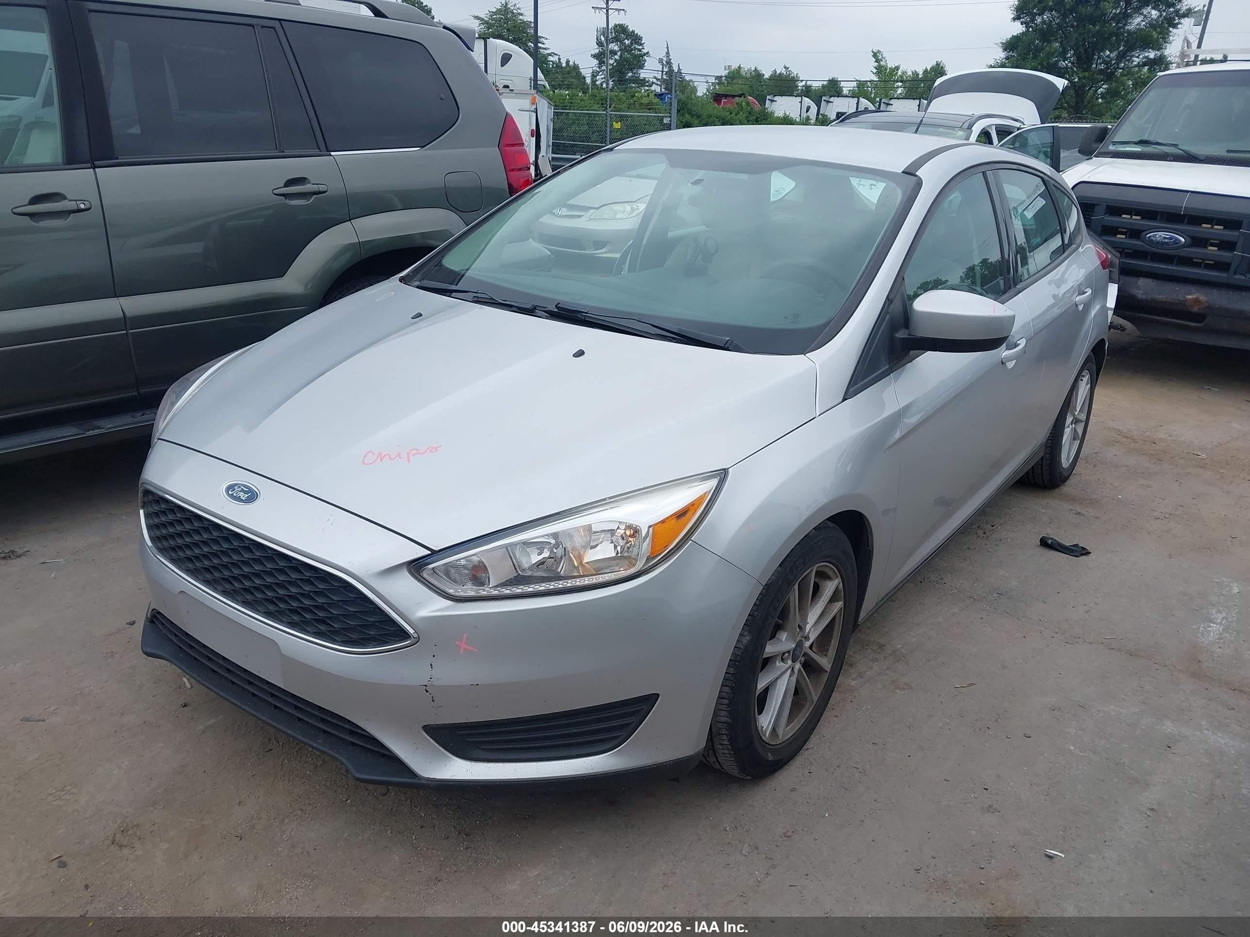 2018 Ford Focus Se Silver vin: 1FADP3K28JL266210