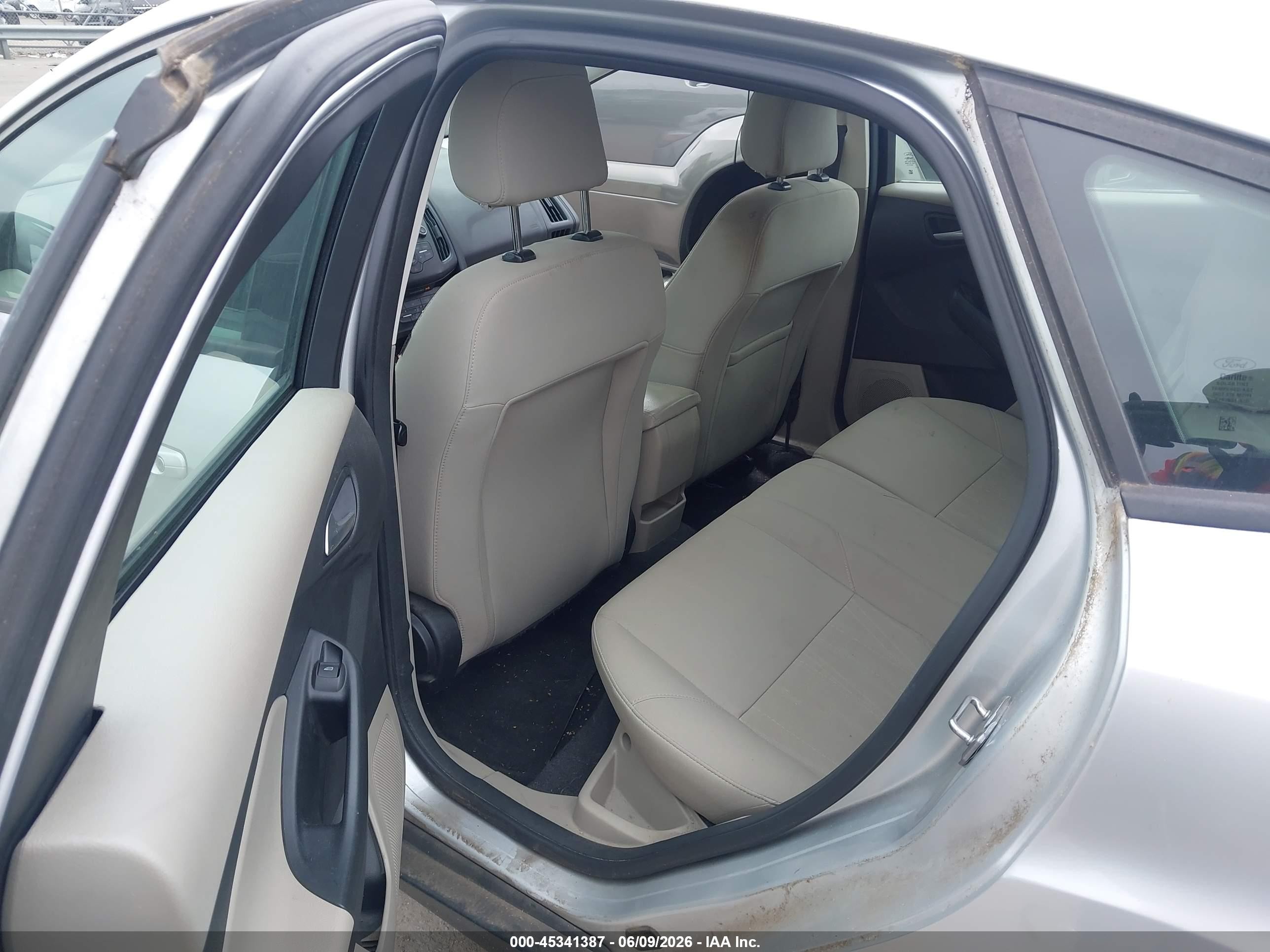 2018 Ford Focus Se Silver vin: 1FADP3K28JL266210