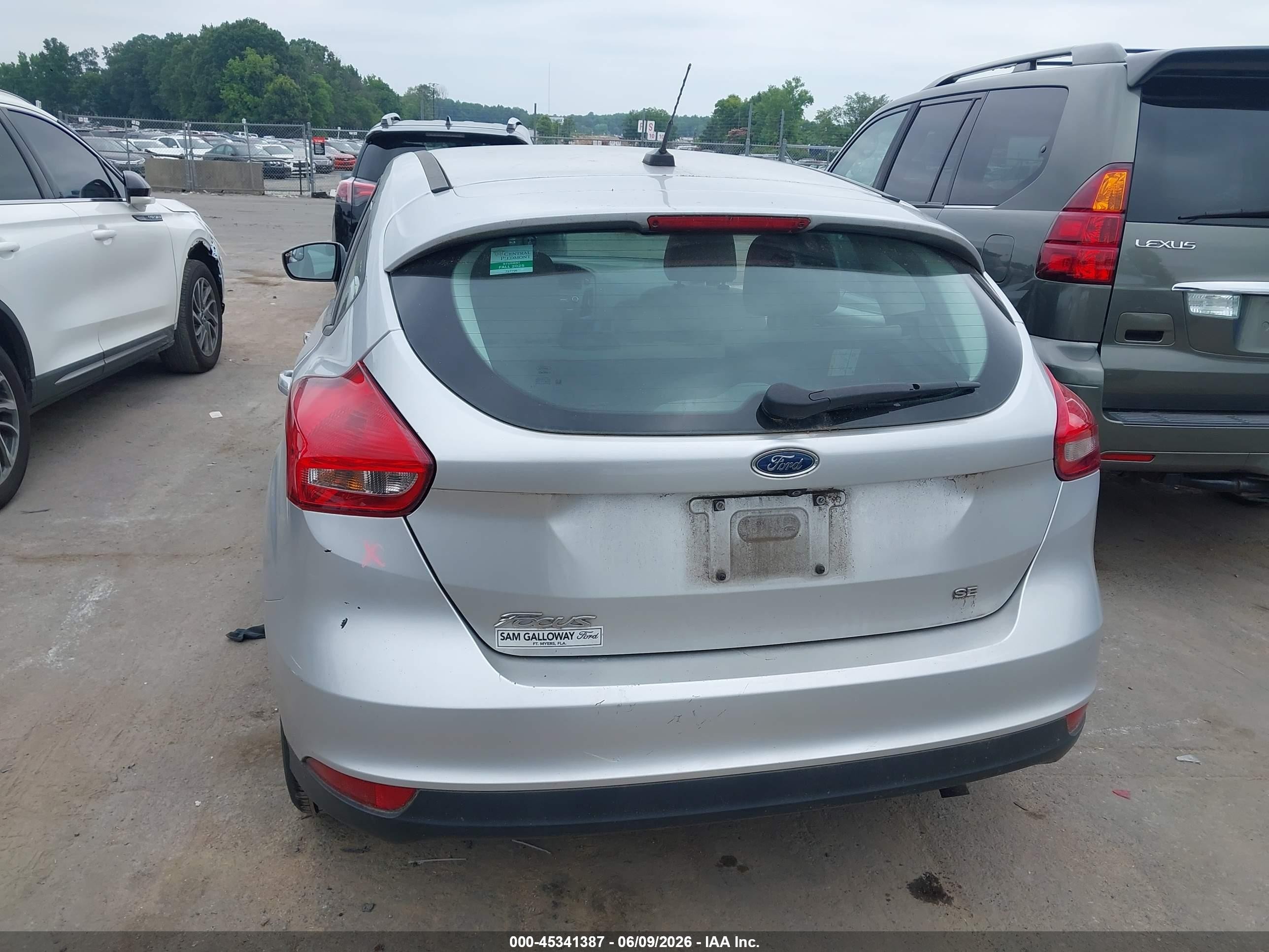 2018 Ford Focus Se Silver vin: 1FADP3K28JL266210