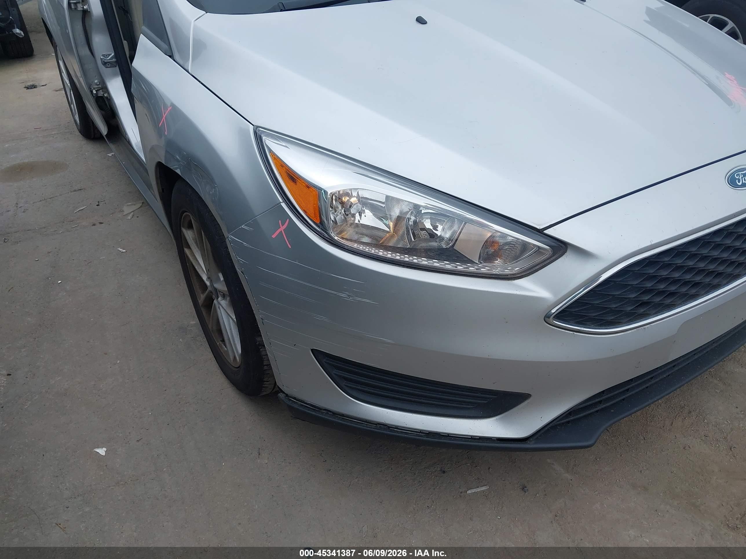 2018 Ford Focus Se Silver vin: 1FADP3K28JL266210
