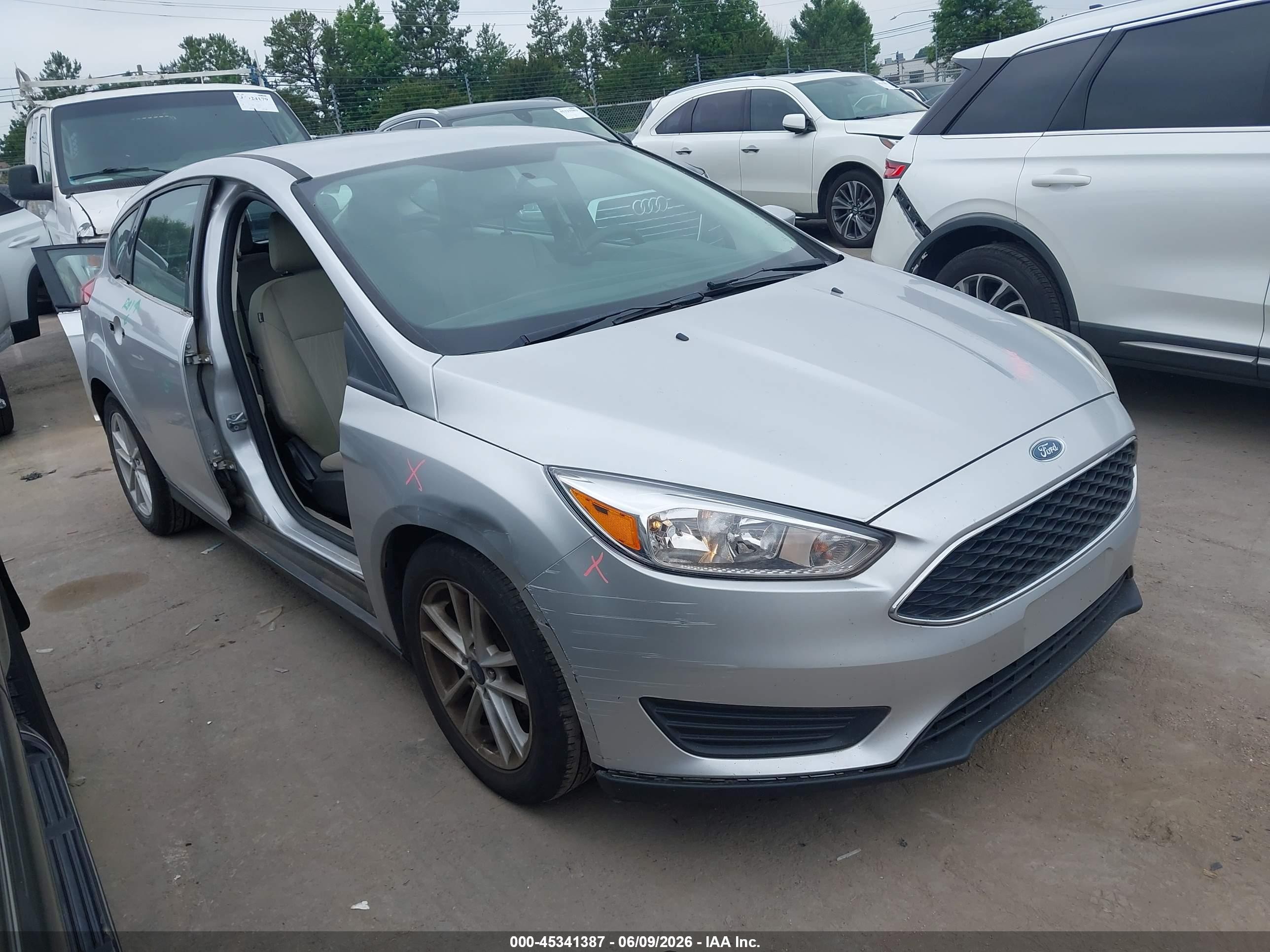 2018 Ford Focus Se Silver vin: 1FADP3K28JL266210