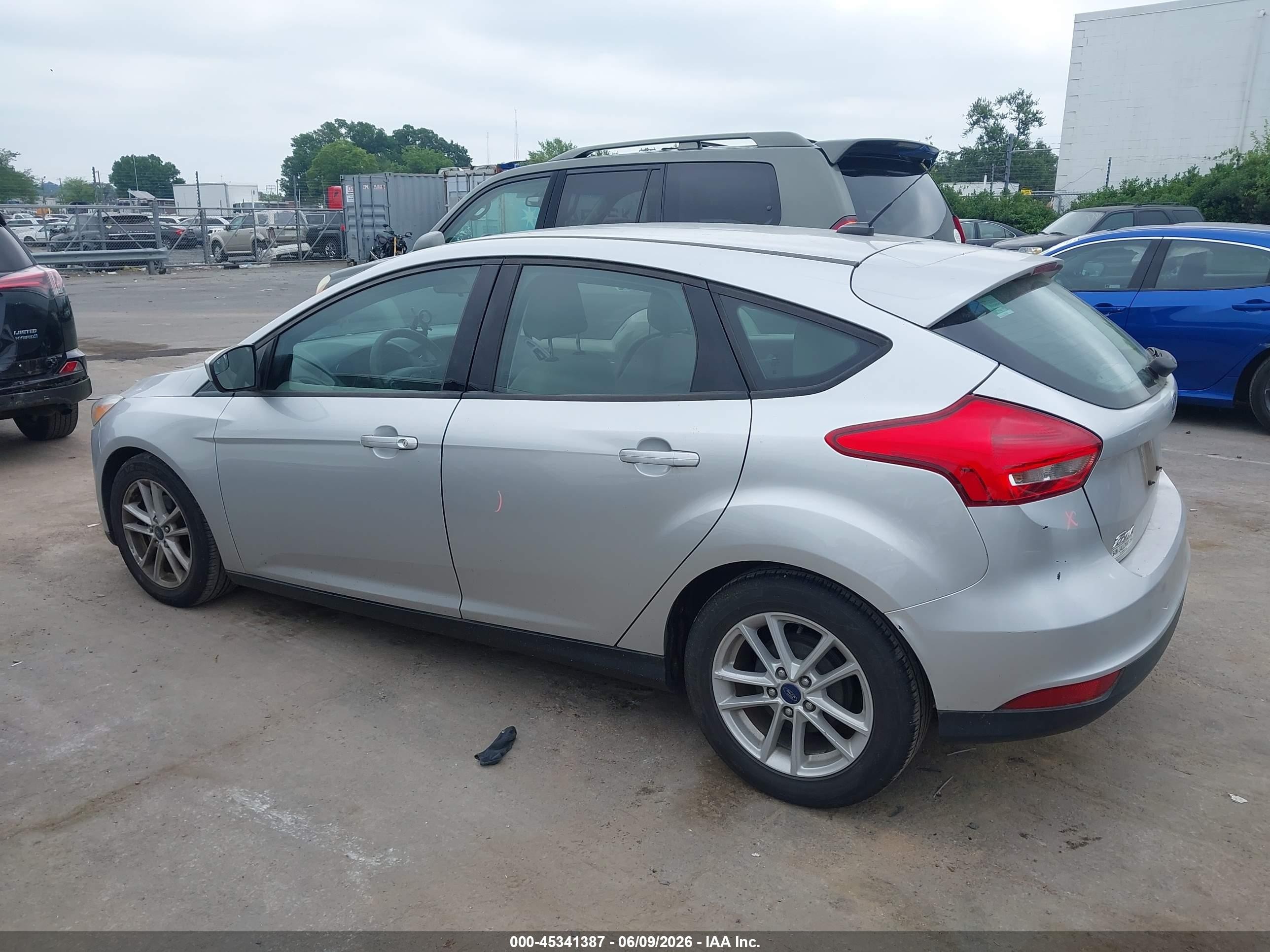 2018 Ford Focus Se Silver vin: 1FADP3K28JL266210