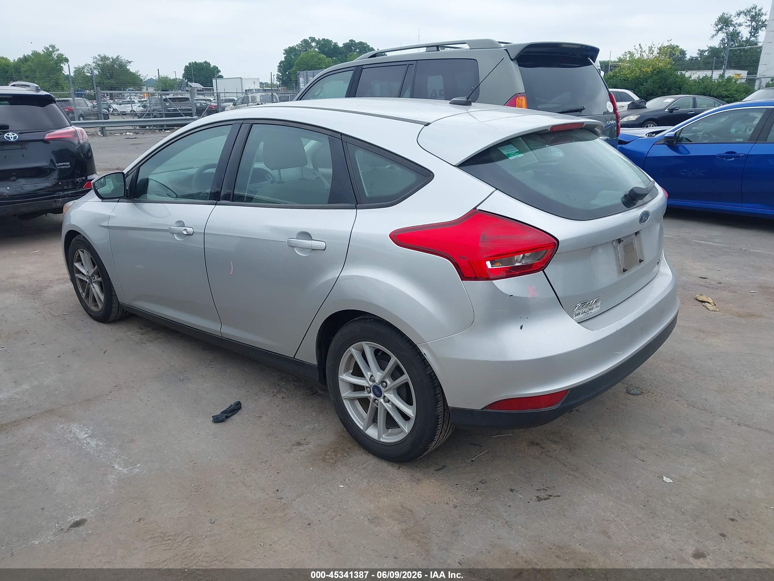2018 Ford Focus Se Silver vin: 1FADP3K28JL266210