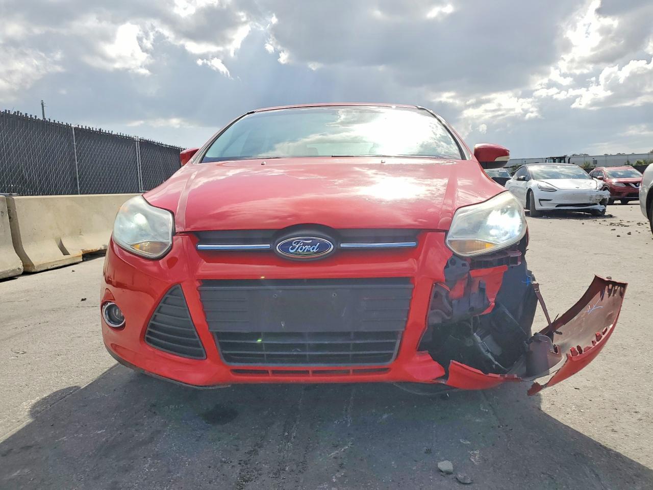 2014 Ford Focus Se Red vin: 1FADP3K29EL362871