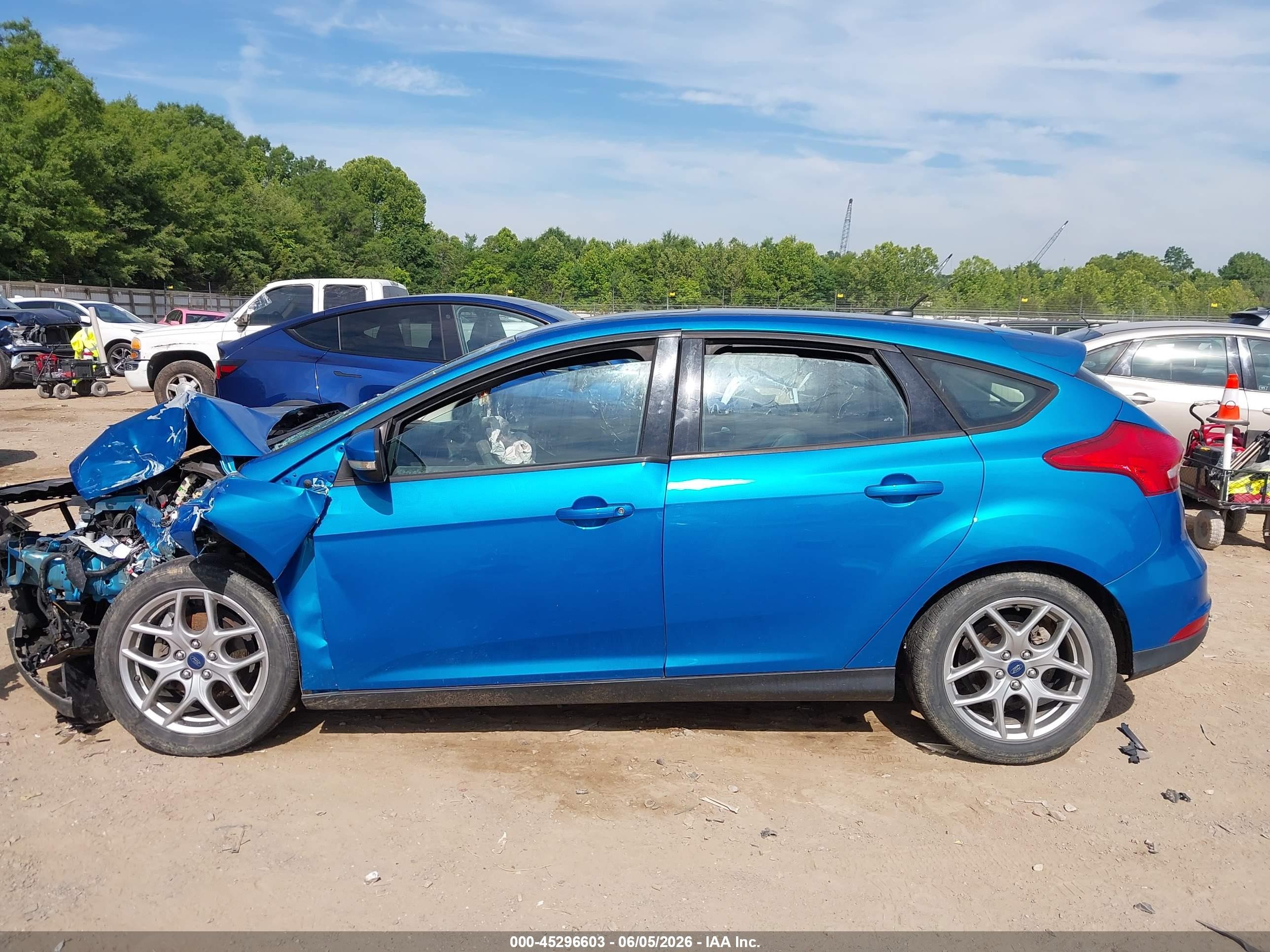 2015 Ford Focus Se Blue vin: 1FADP3K29FL214883