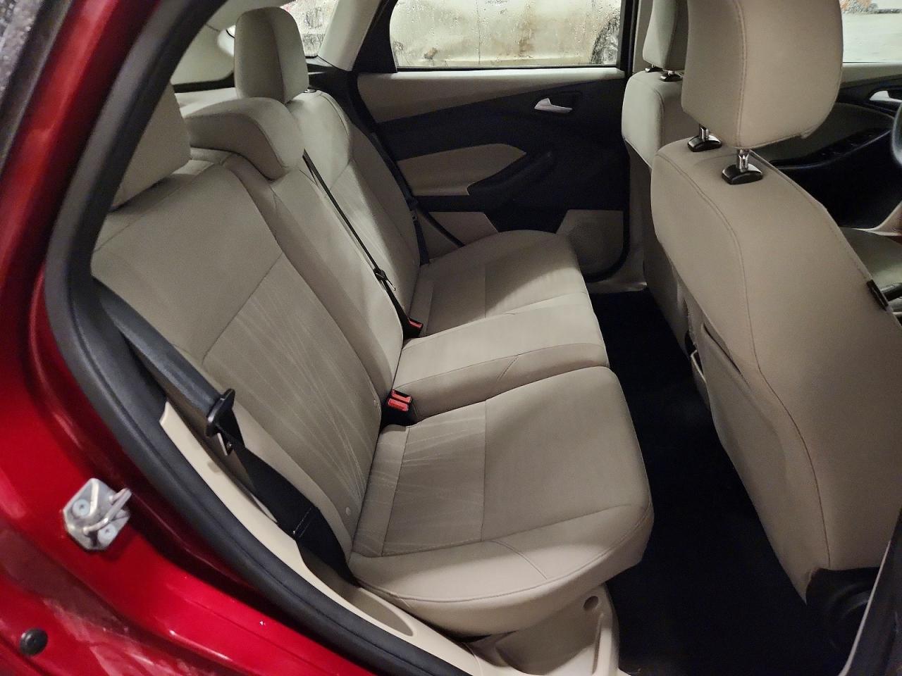 2015 Ford Focus Se Maroon vin: 1FADP3K29FL232882