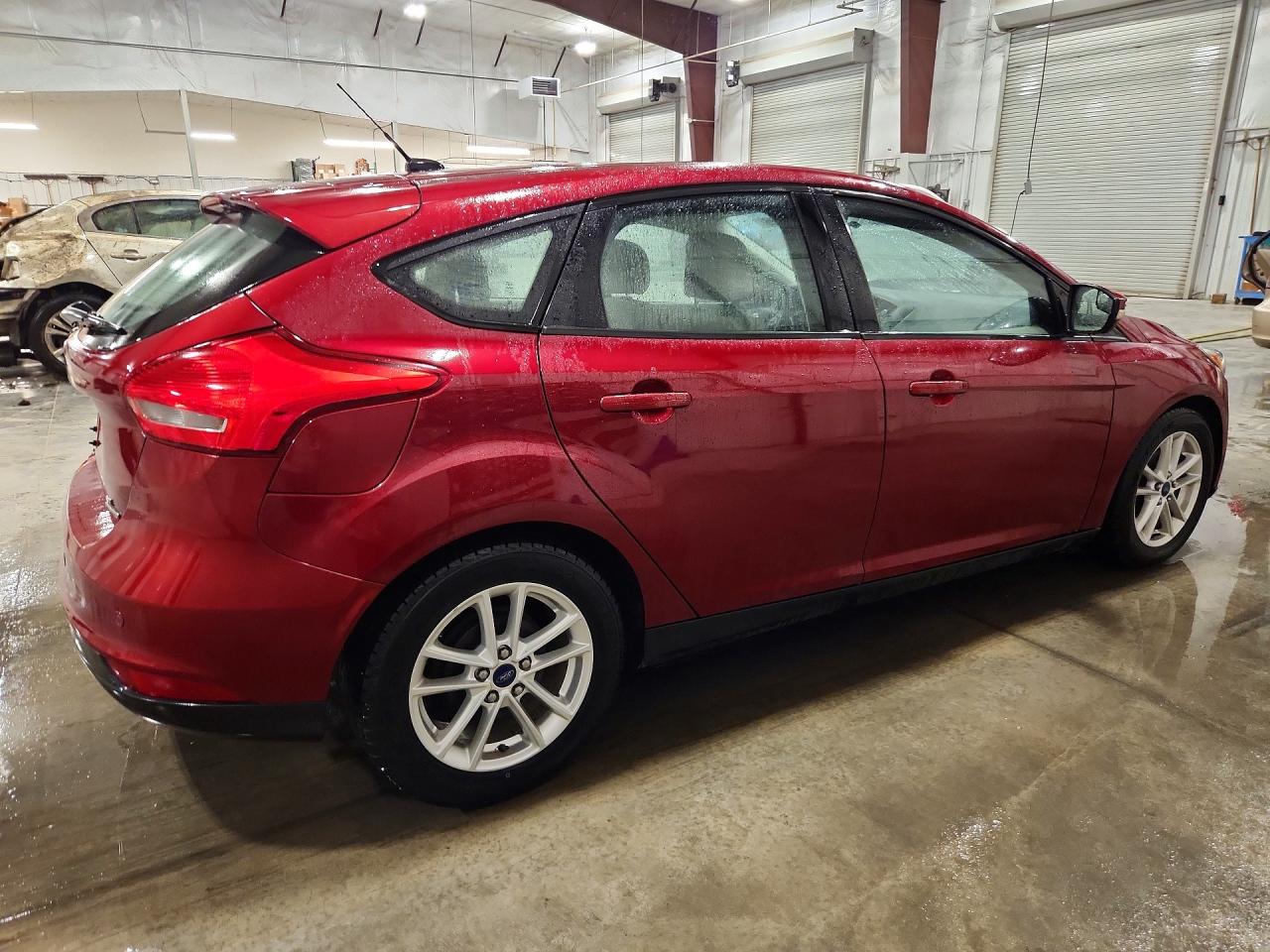 2015 Ford Focus Se Maroon vin: 1FADP3K29FL232882