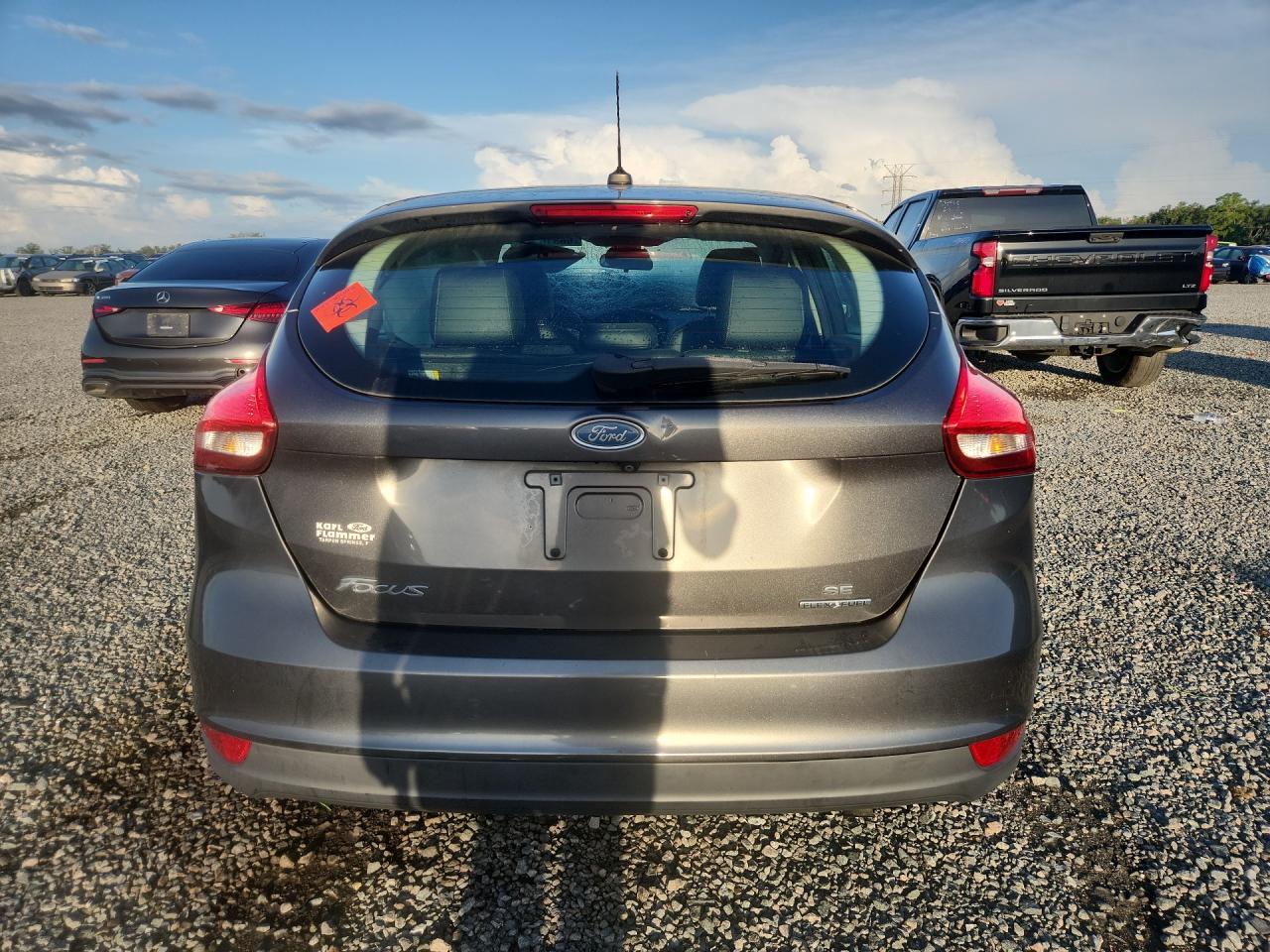 2015 Ford Focus Se Gray vin: 1FADP3K29FL267728