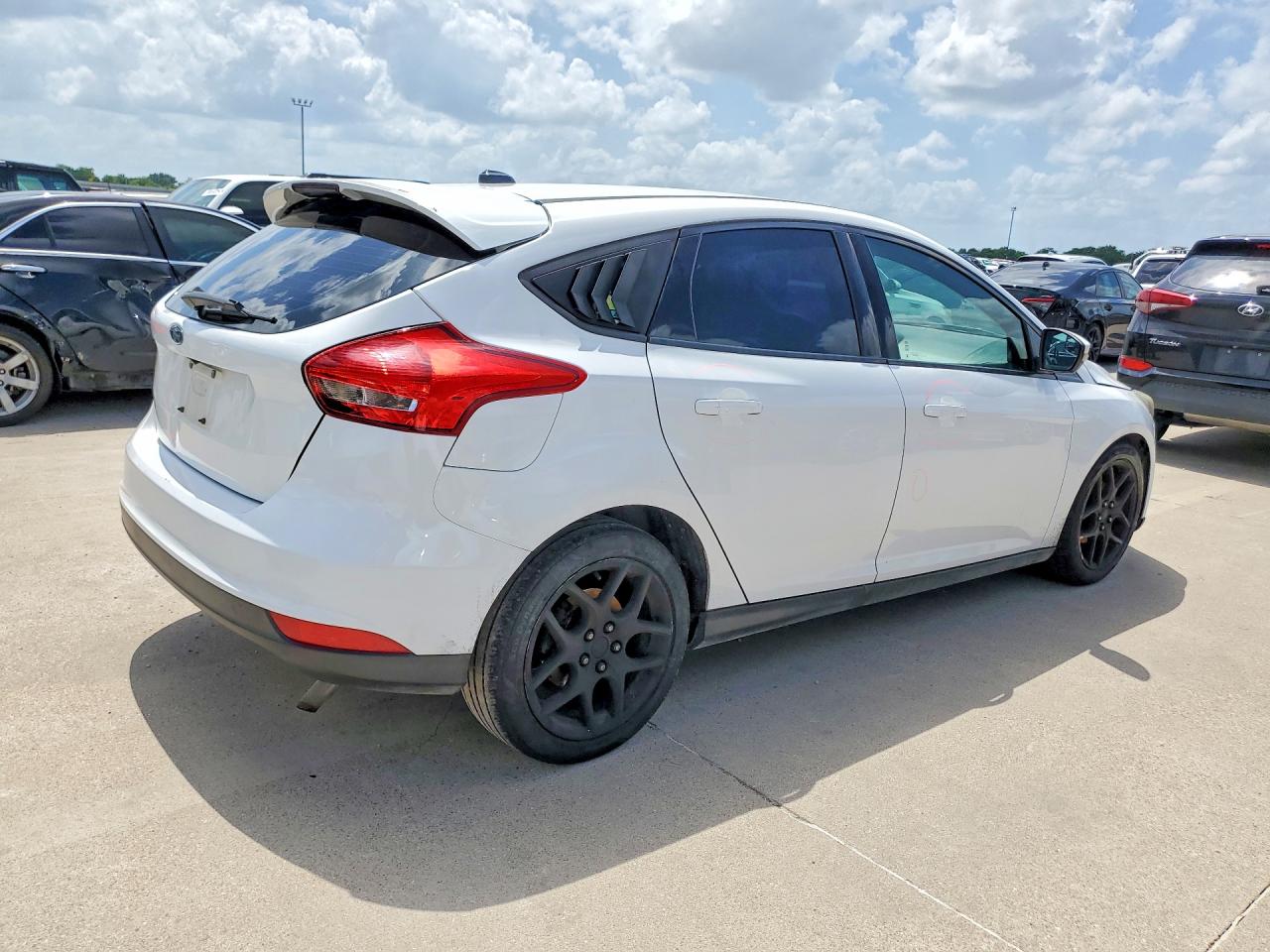 2015 Ford Focus Se White vin: 1FADP3K29FL323635
