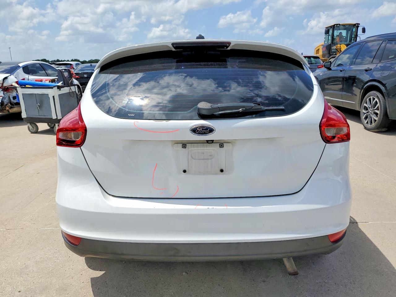 2015 Ford Focus Se White vin: 1FADP3K29FL323635