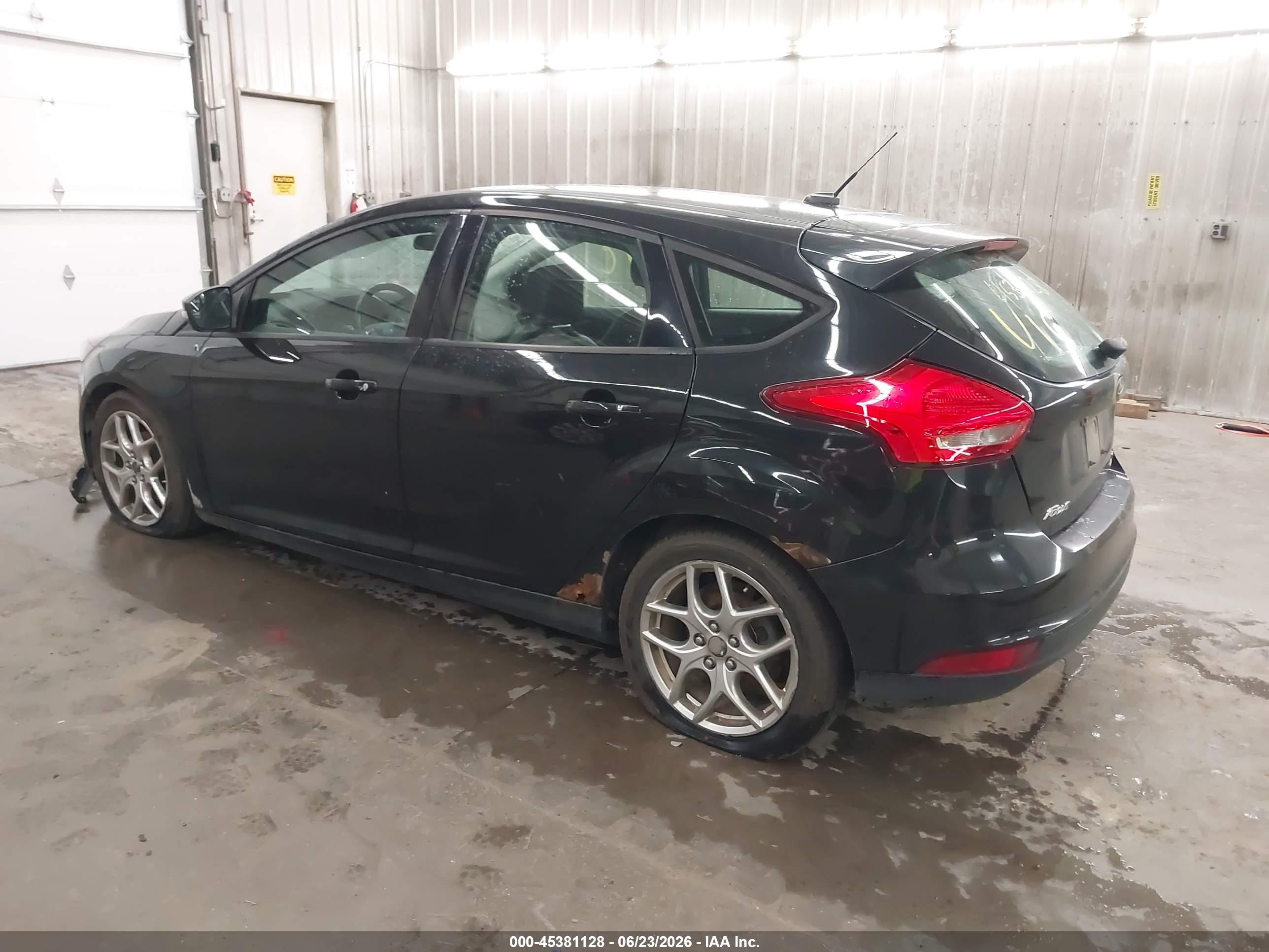 2015 Ford Focus Se Dark Blue vin: 1FADP3K29FL375122