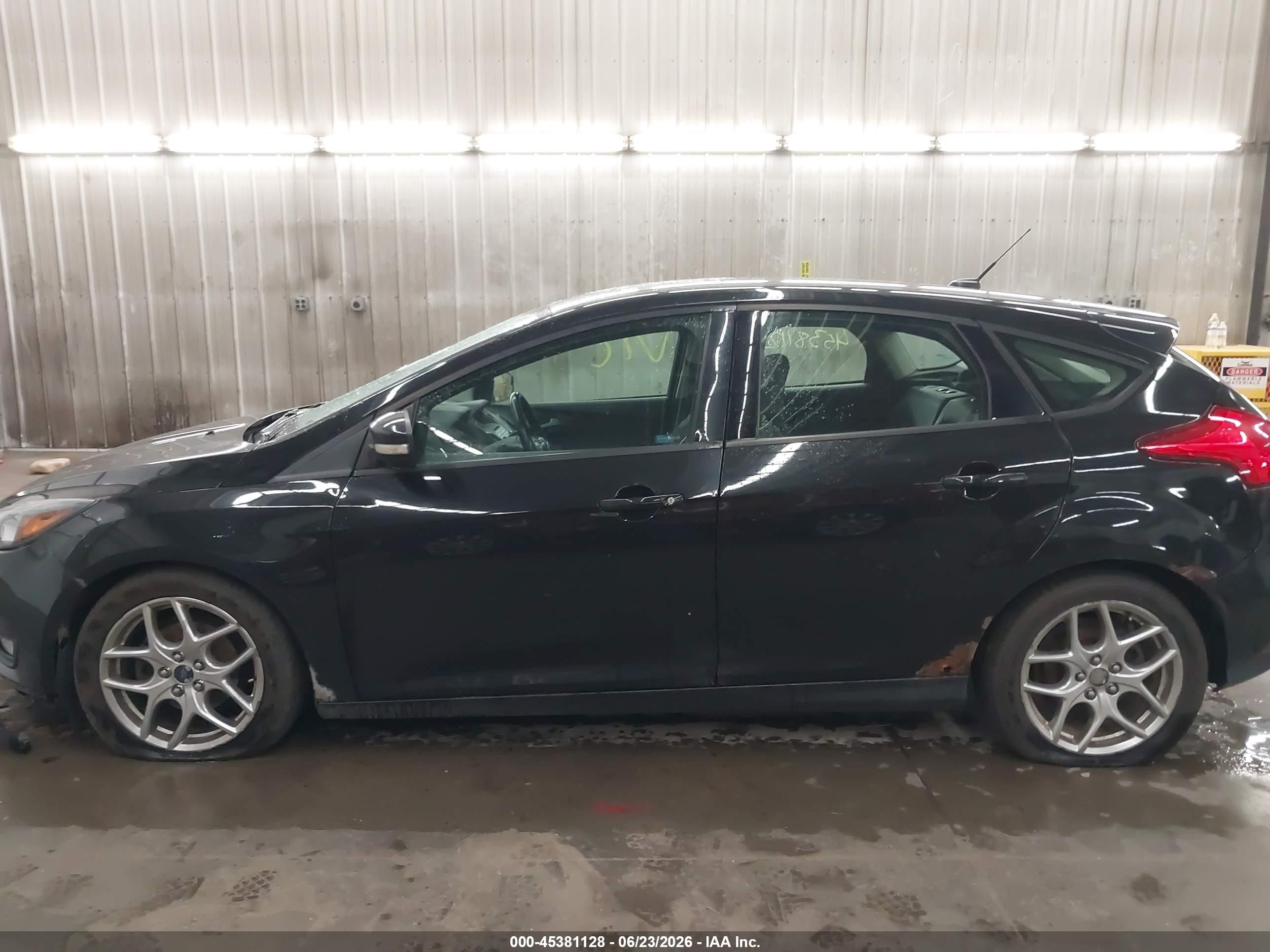 2015 Ford Focus Se Dark Blue vin: 1FADP3K29FL375122