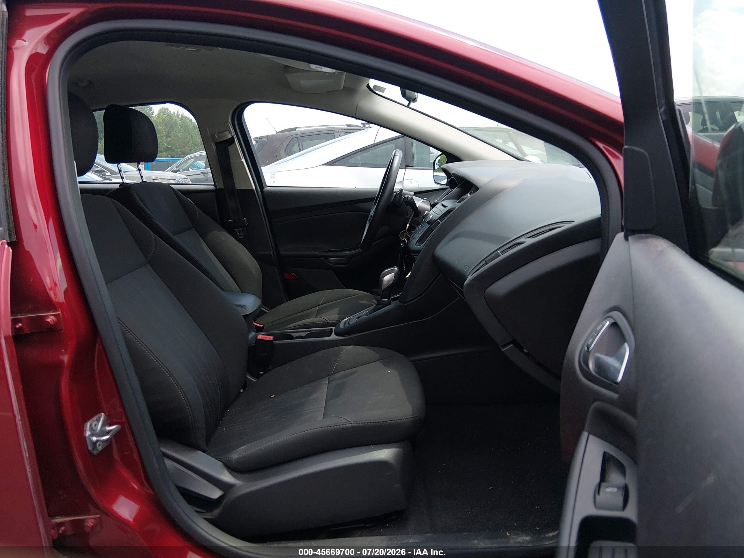2015 Ford Focus Se Red vin: 1FADP3K29FL385780