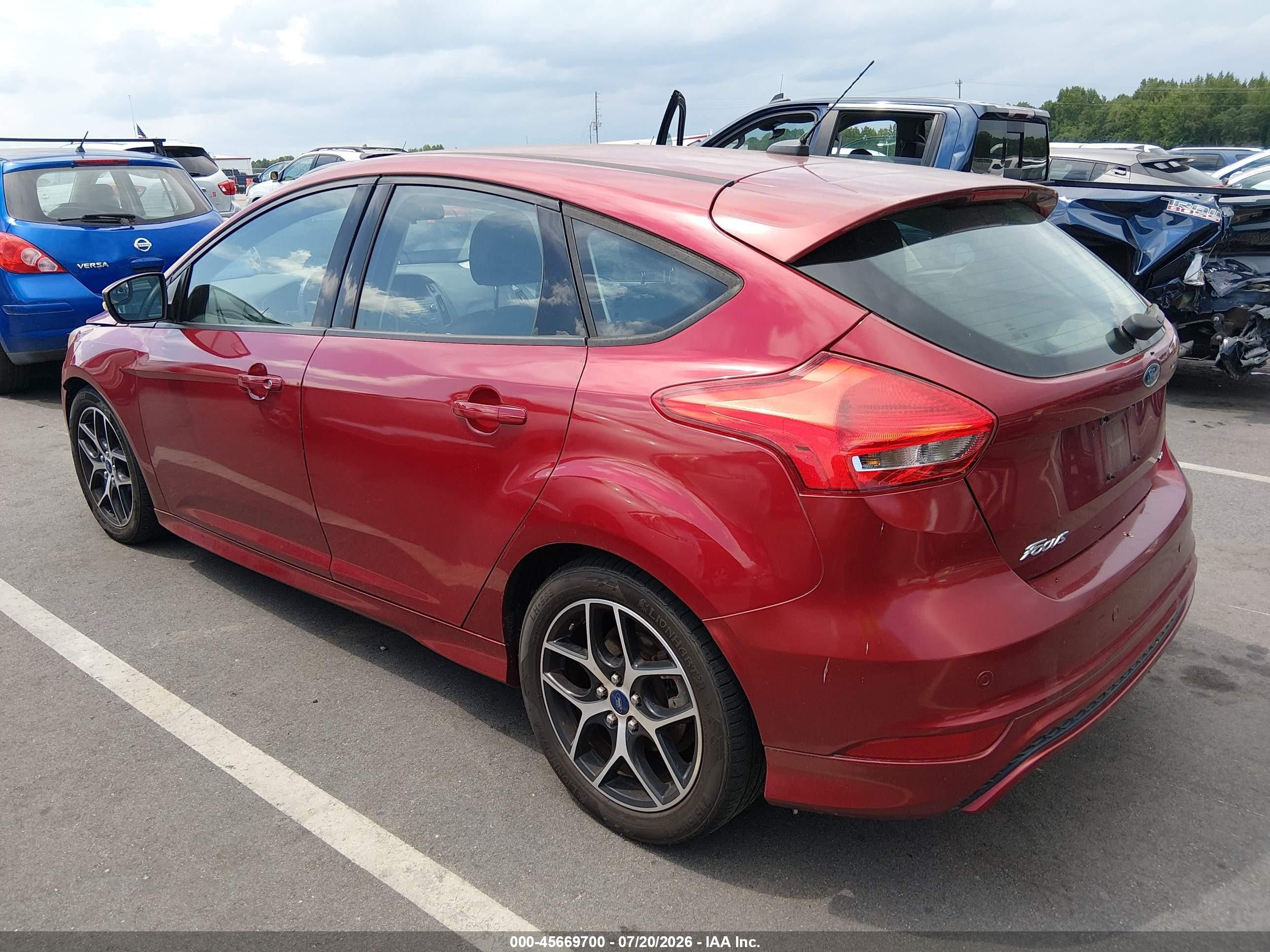 2015 Ford Focus Se Red vin: 1FADP3K29FL385780