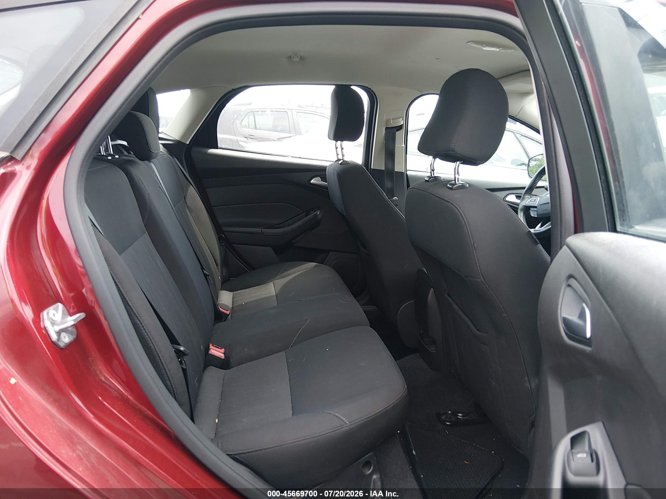 2015 Ford Focus Se Red vin: 1FADP3K29FL385780