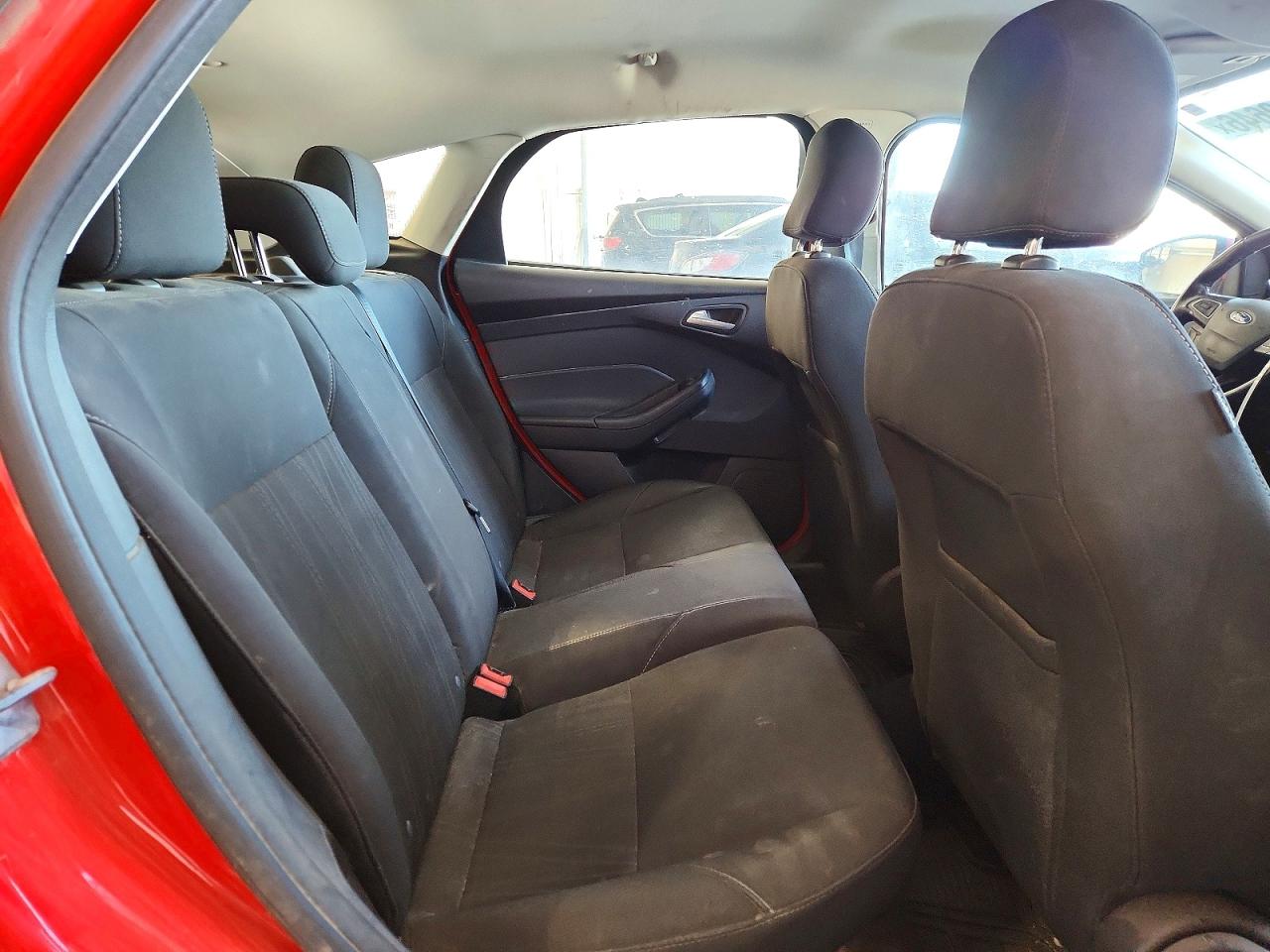 2016 Ford Focus Se Red vin: 1FADP3K29GL358161