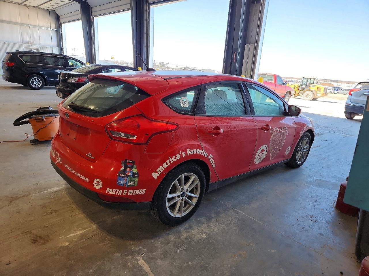 2016 Ford Focus Se Red vin: 1FADP3K29GL358161