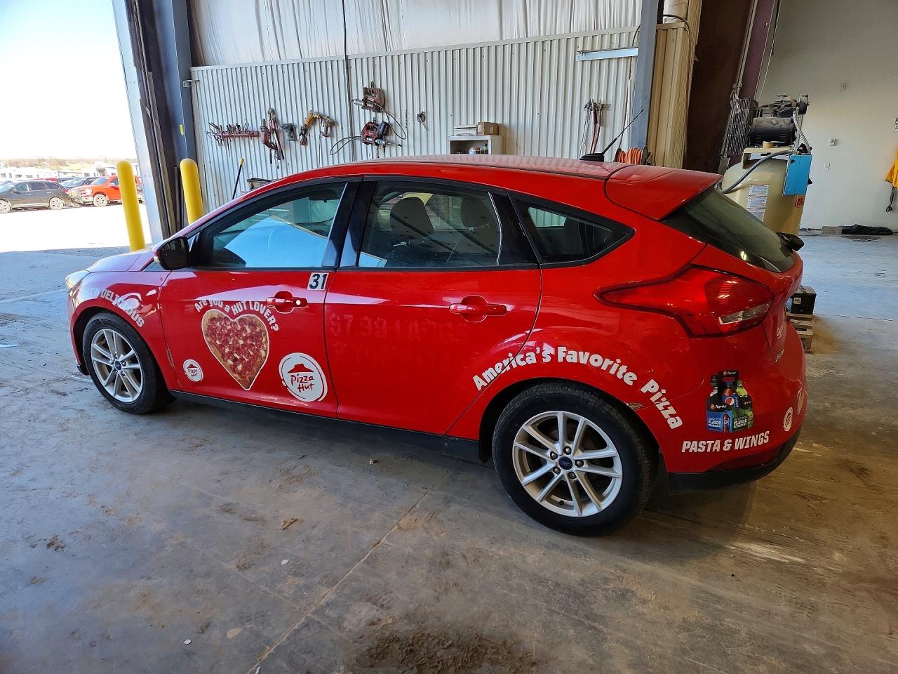 2016 Ford Focus Se Red vin: 1FADP3K29GL358161