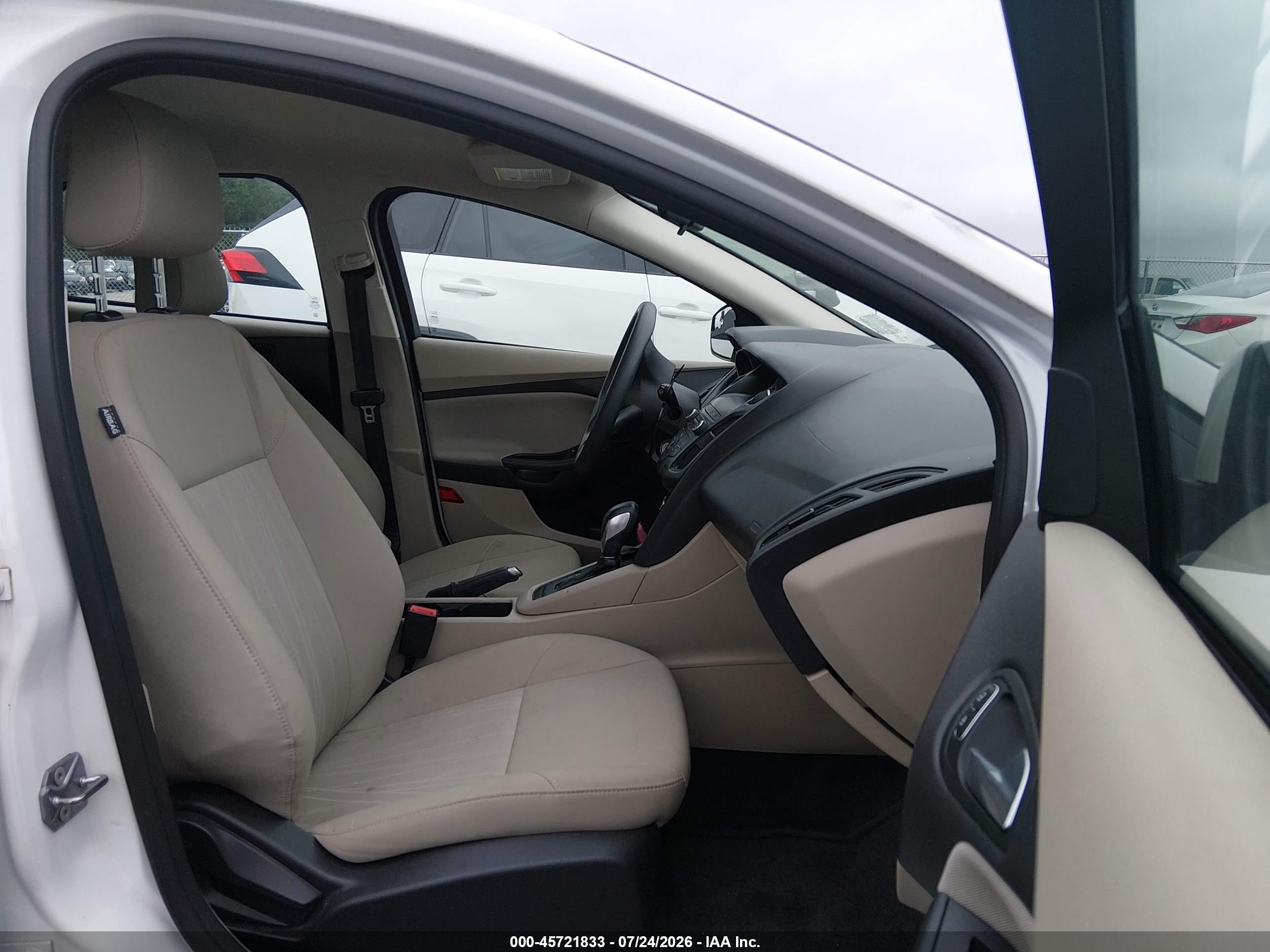 2018 Ford Focus Se White vin: 1FADP3K29JL226251