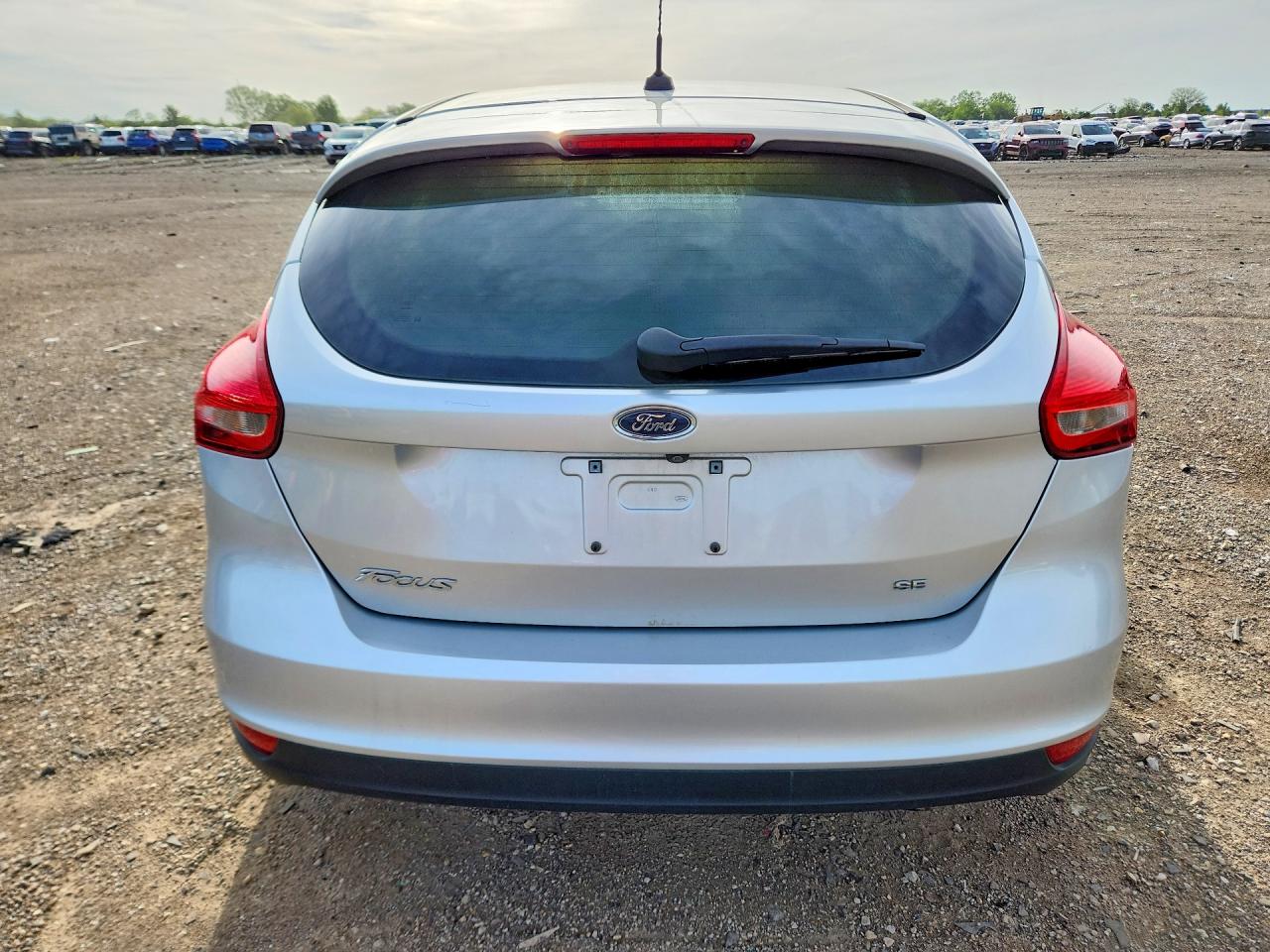 2018 Ford Focus Se Silver vin: 1FADP3K29JL257192