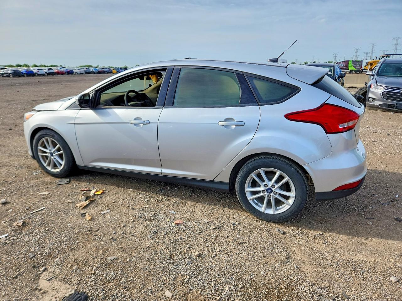 2018 Ford Focus Se Silver vin: 1FADP3K29JL257192