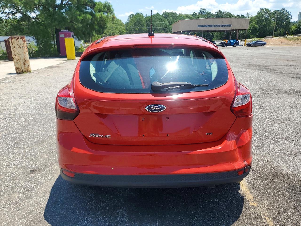 2014 Ford Focus Red vin: 1FADP3K2XEL144843