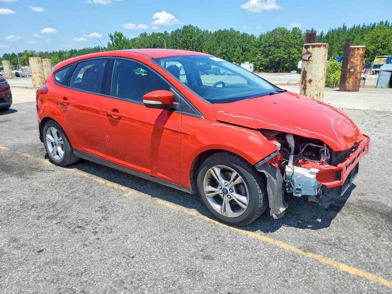 2014 Ford Focus Red vin: 1FADP3K2XEL144843