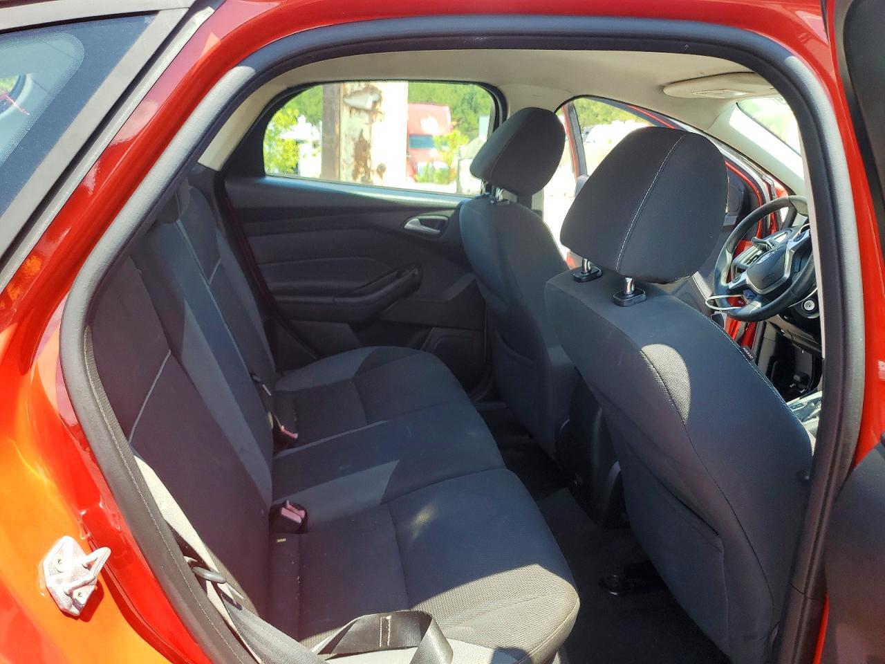 2014 Ford Focus Red vin: 1FADP3K2XEL144843